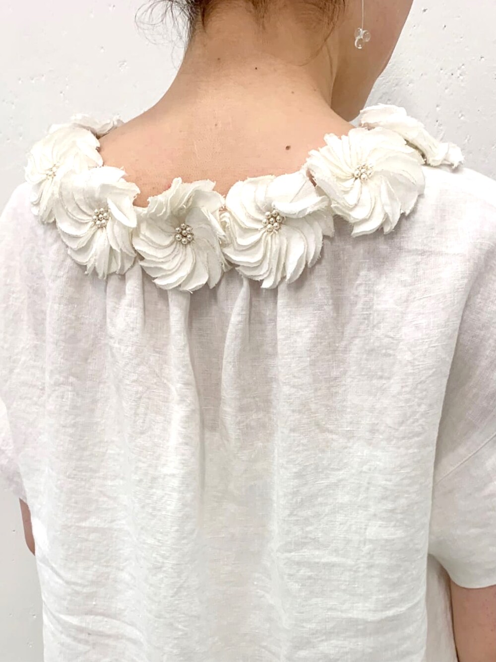 ホワイト系のシャツ/ブラウス、ベージュ系のその他パンツを着用したレディースの春コーディネートの3枚目の写真