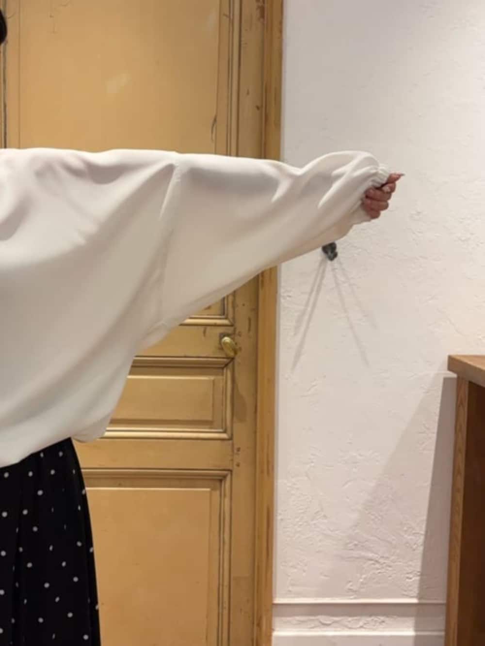 ブラック系のスカート、ピンク系のハンドバッグ、ホワイト系のシャツ/ブラウスを着用したレディースの冬コーディネートの7枚目の写真