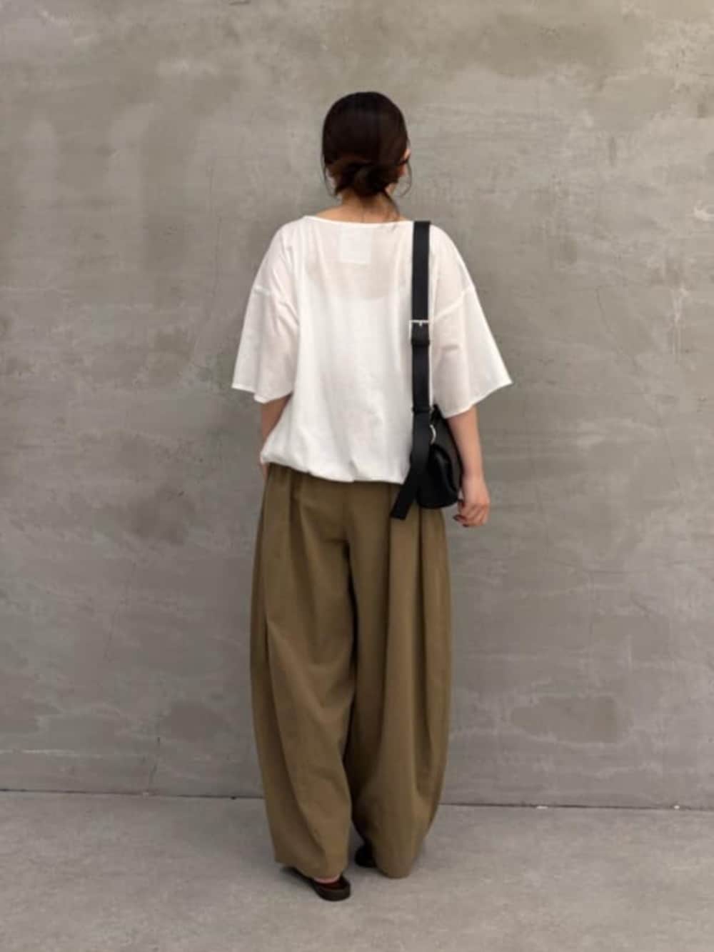 イエロー系のその他パンツ、ホワイト系のTシャツ/カットソーを着用したレディースの春コーディネートの8枚目の写真