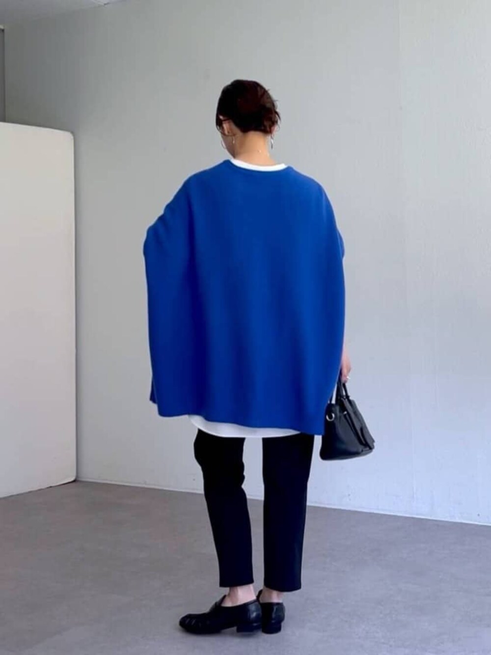 ブラック系のローファー、ブラック系のその他パンツ、ブルー系のニット/セーターを着用したレディースの秋コーディネートの5枚目の写真