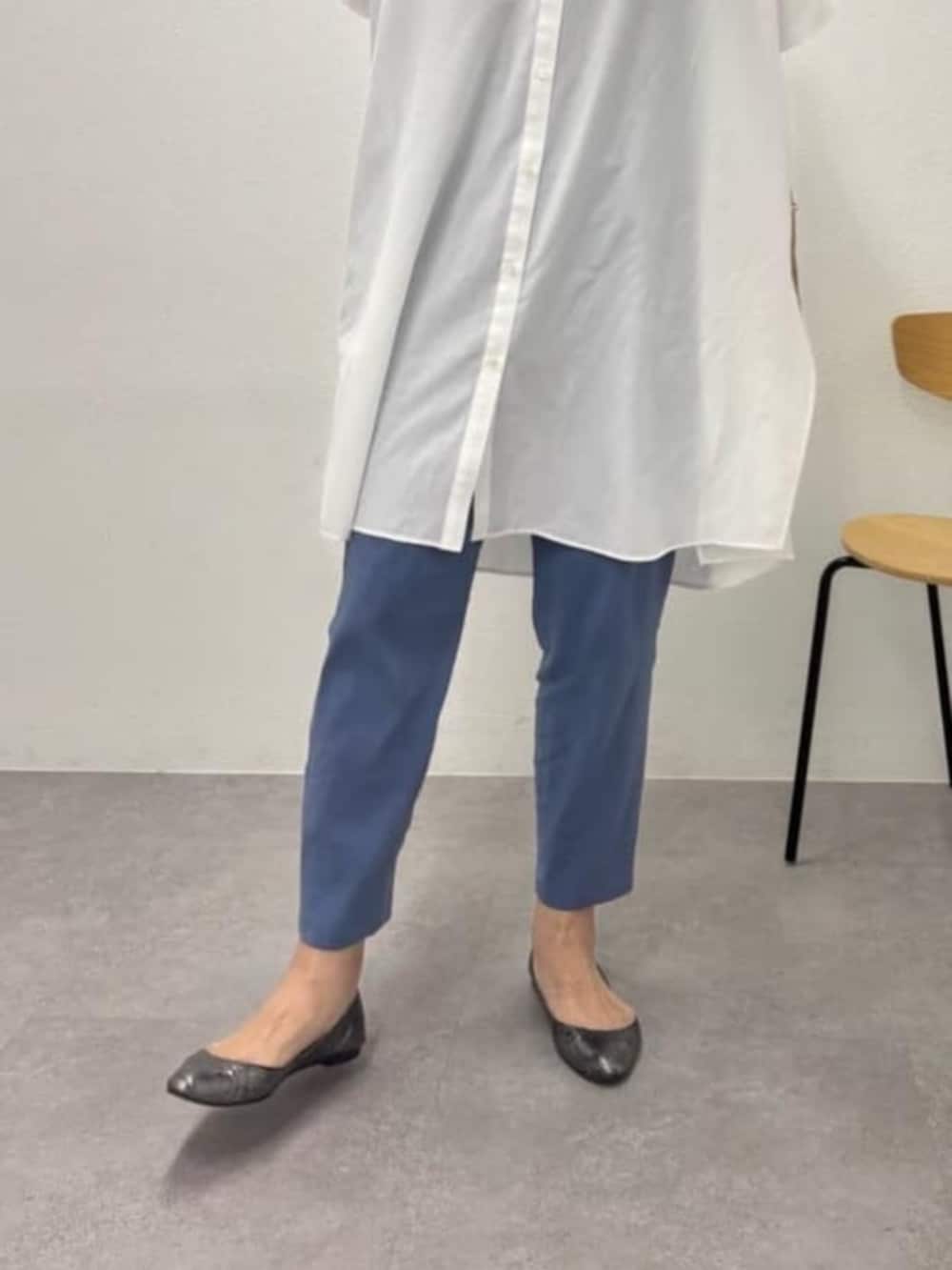 ブルー系のその他パンツ、ホワイト系のワンピースを着用したレディースの春コーディネートの6枚目の写真