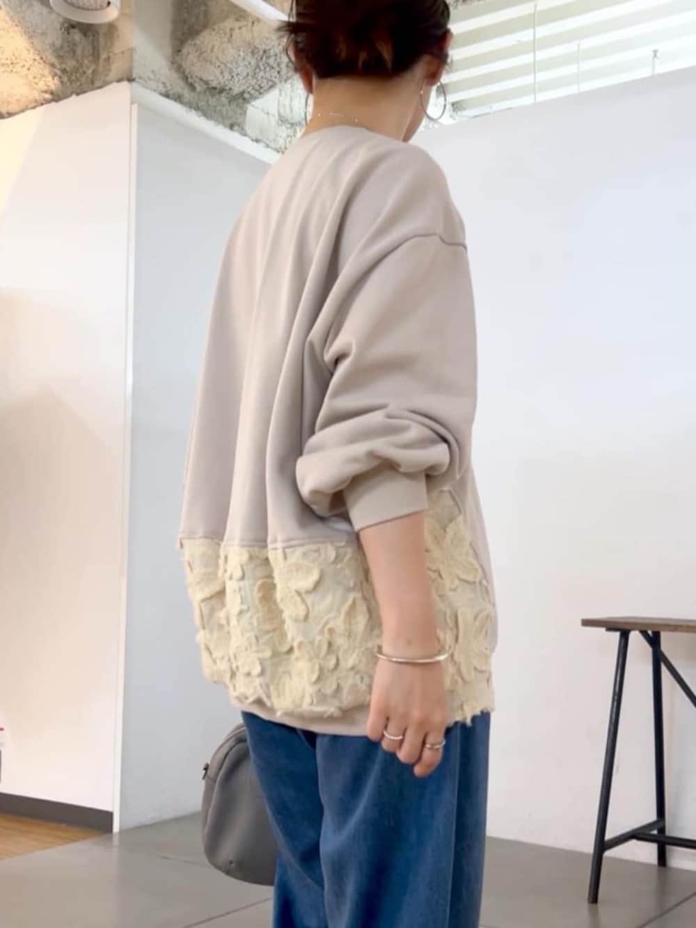 グレー系のトートバッグ、ホワイト系のTシャツ/カットソーを着用したレディースの秋コーディネートの10枚目の写真