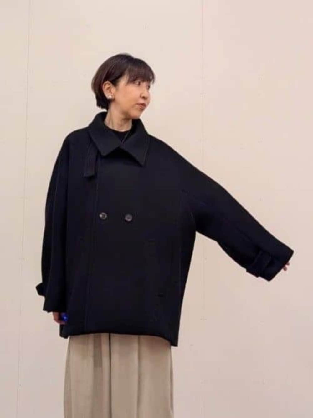 グレー系のその他パンツ、ブラック系のその他アウターを着用したレディースの秋コーディネートの4枚目の写真