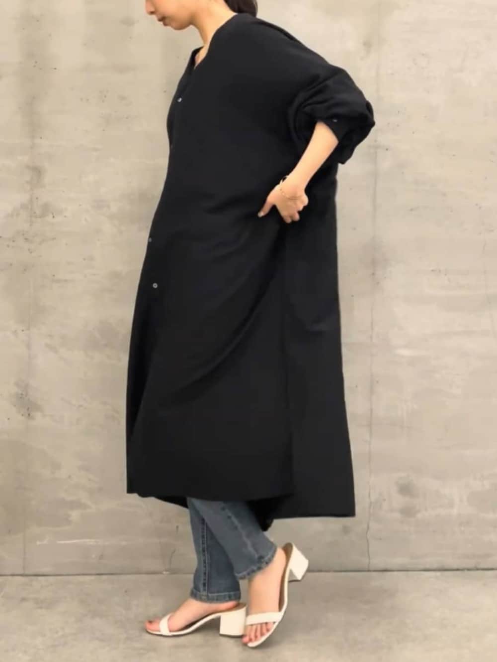 ブルー系のデニムパンツ、ブラック系のワンピースを着用したレディースの冬コーディネートの3枚目の写真