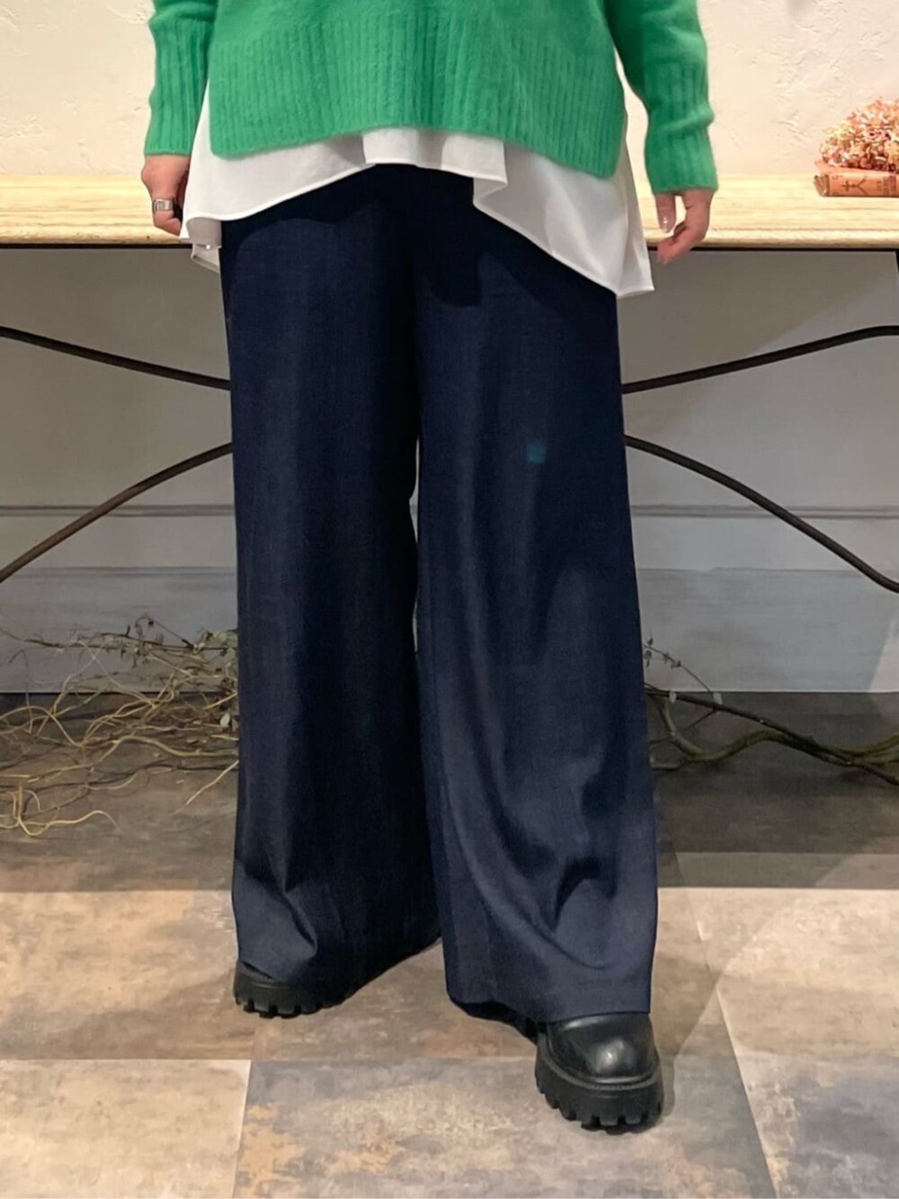 ホワイト系のTシャツ/カットソー、グリーン系のニット/セーター、ブルー系のその他パンツを着用したレディースの冬コーディネートの6枚目の写真