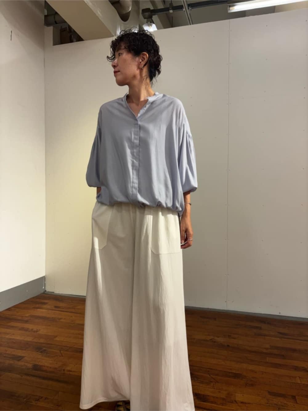 ホワイト系のその他パンツ、ブルー系のシャツ/ブラウス、ブラック系のトートバッグを着用したレディースの夏コーディネートの3枚目の写真