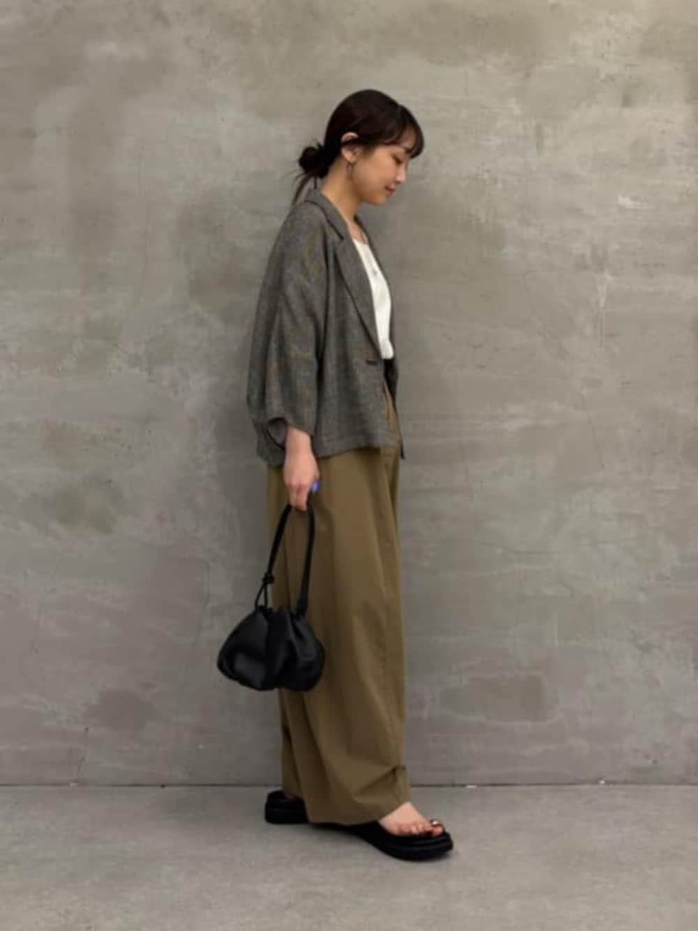 イエロー系のその他パンツ、ホワイト系のシャツ/ブラウス、ベージュ系のテーラードジャケットを着用したレディースの春コーディネートの3枚目の写真
