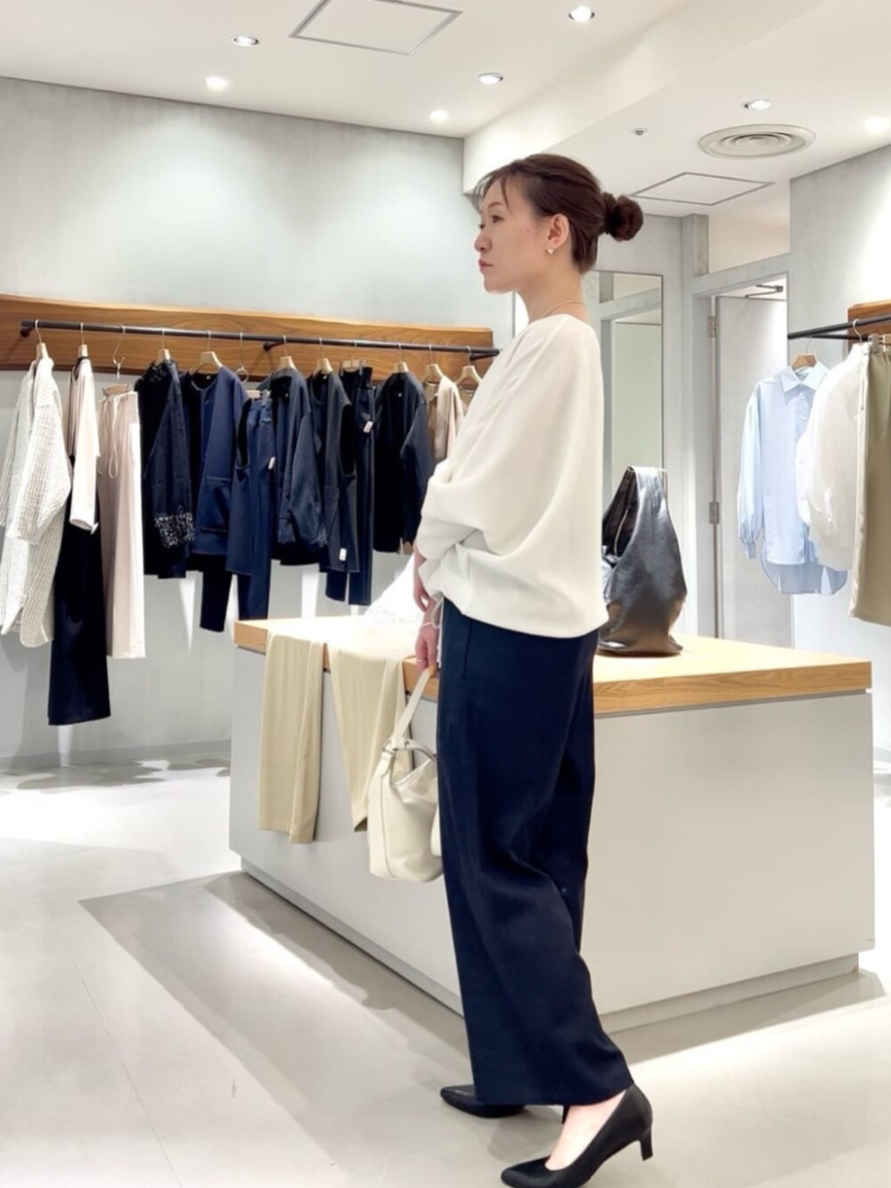 ブルー系のその他パンツ、ホワイト系のシャツ/ブラウスを着用したレディースの春コーディネートの4枚目の写真
