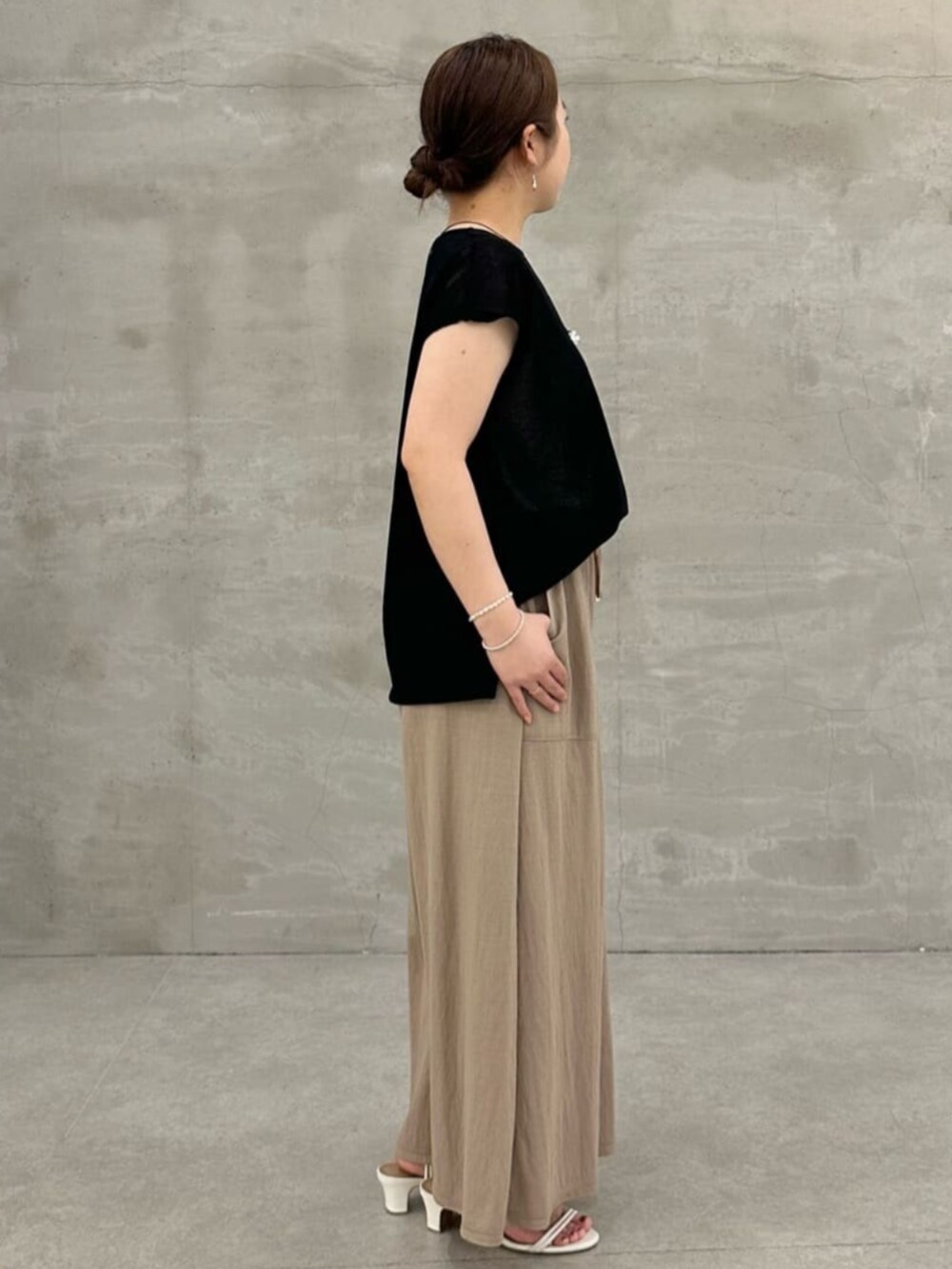 ベージュ系のその他パンツを着用したレディースの春コーディネートの3枚目の写真