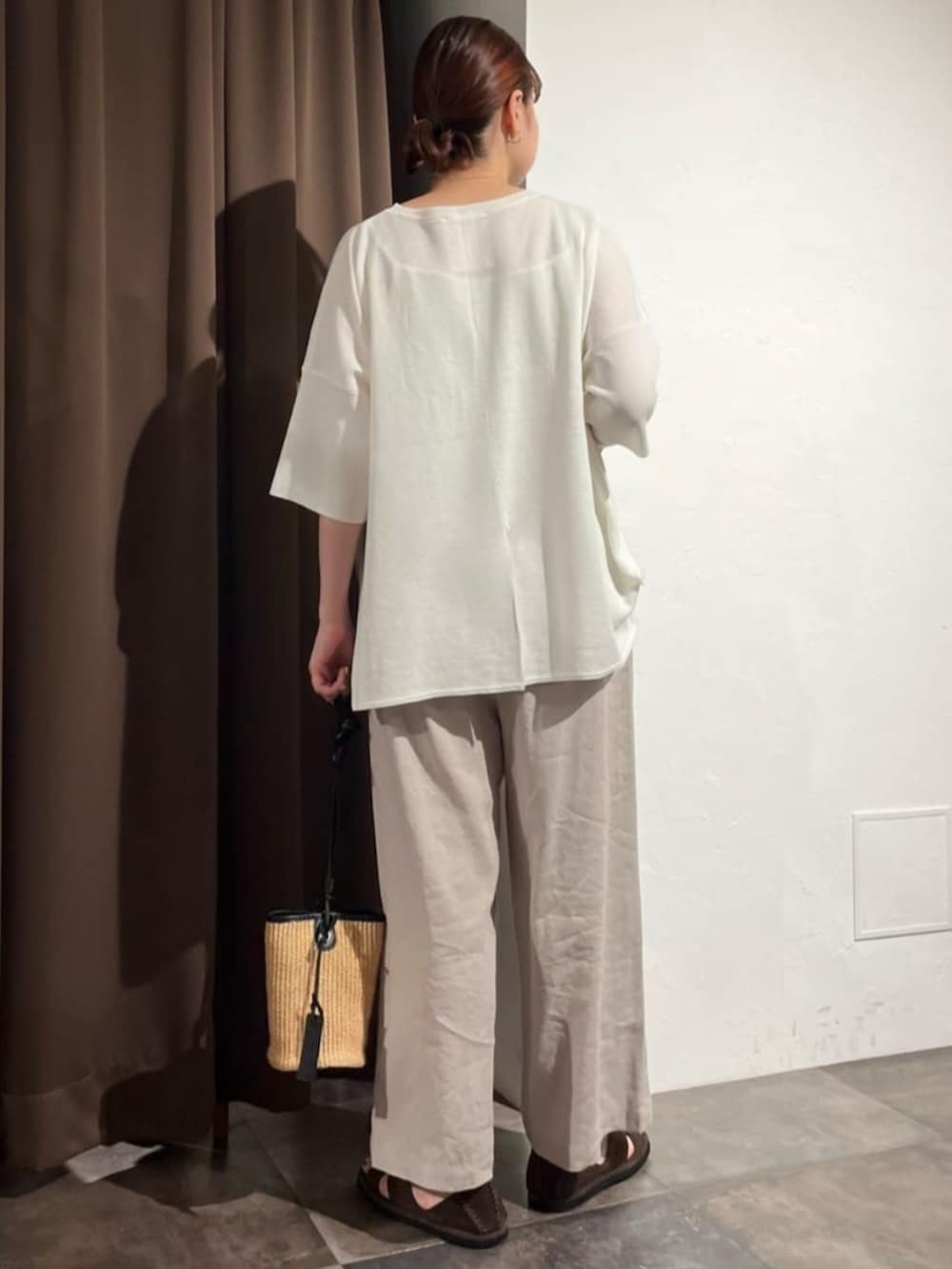 グレー系のその他パンツ、ホワイト系のニット/セーターを着用したレディースの夏コーディネートの3枚目の写真