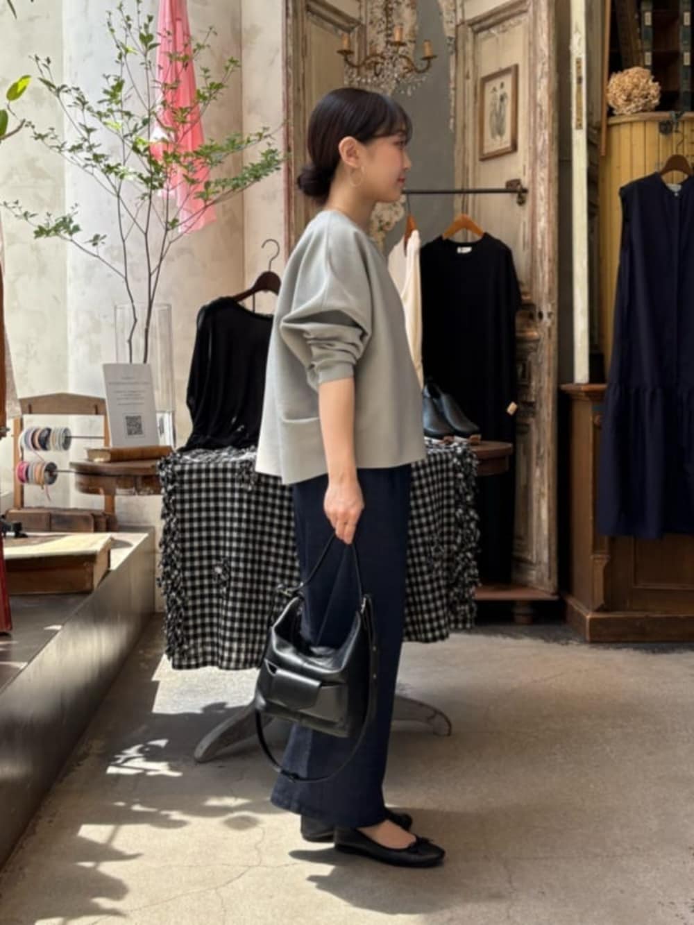 ホワイト系のシャツ/ブラウス、ブルー系のその他パンツ、グレー系のカーディガン/ボレロを着用したレディースの秋コーディネートの2枚目の写真