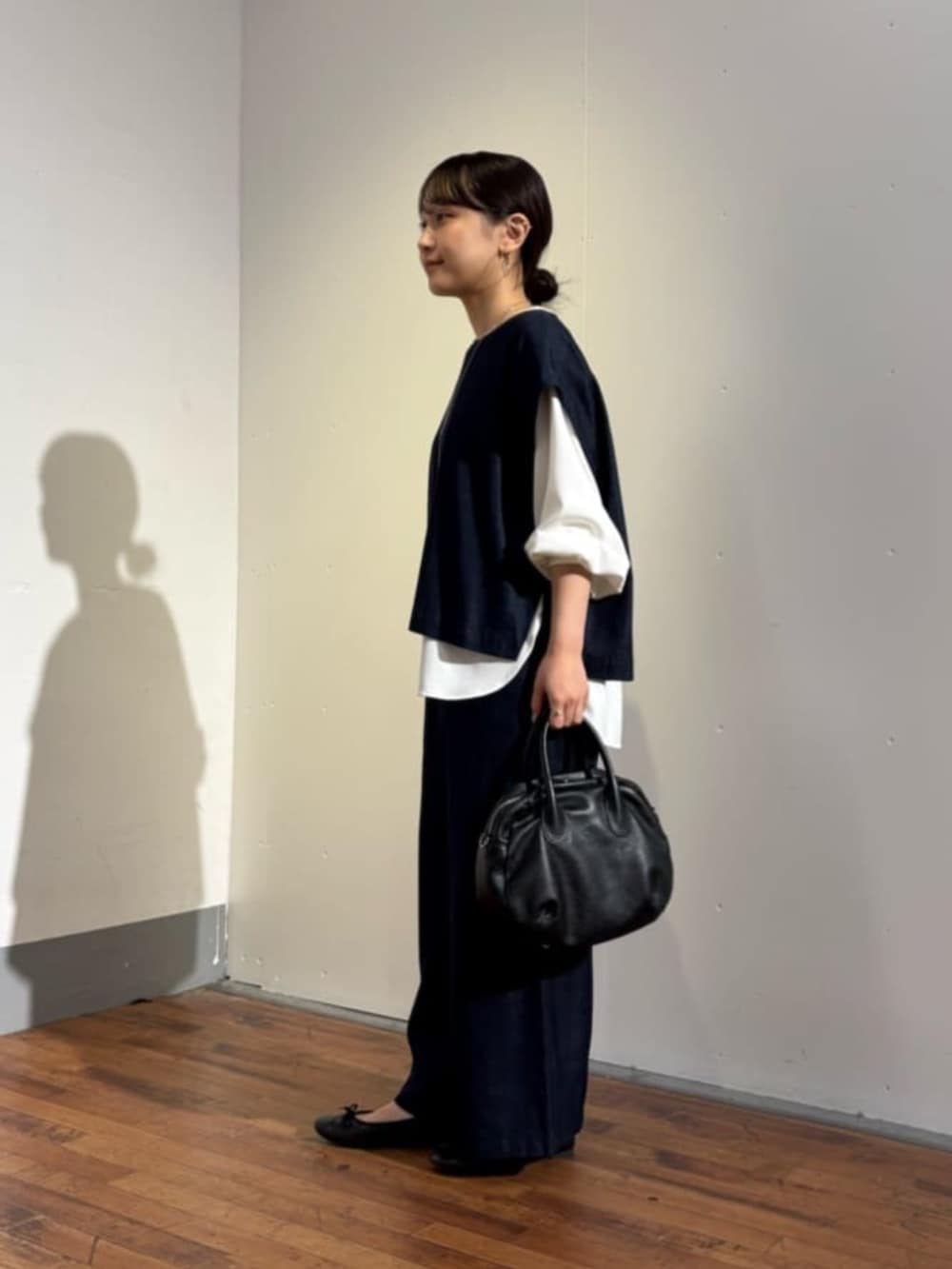 ブルー系のシャツ/ブラウス、ブルー系のその他パンツ、ホワイト系のシャツ/ブラウスを着用したレディースの夏コーディネートの2枚目の写真