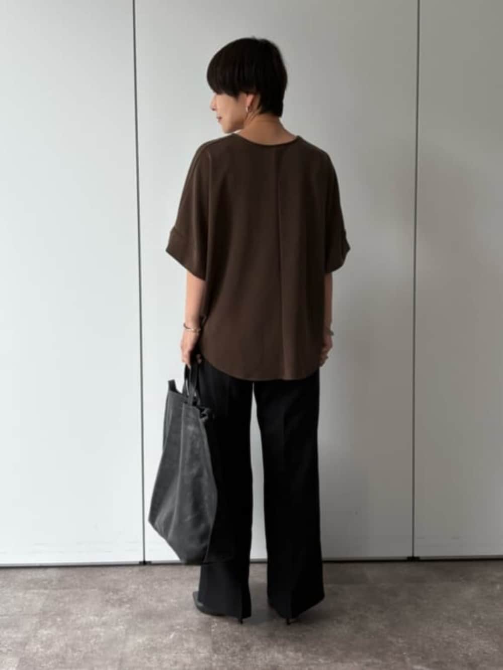 ブラウン系のTシャツ/カットソー、ブラック系のその他パンツを着用したレディースの夏コーディネートの3枚目の写真
