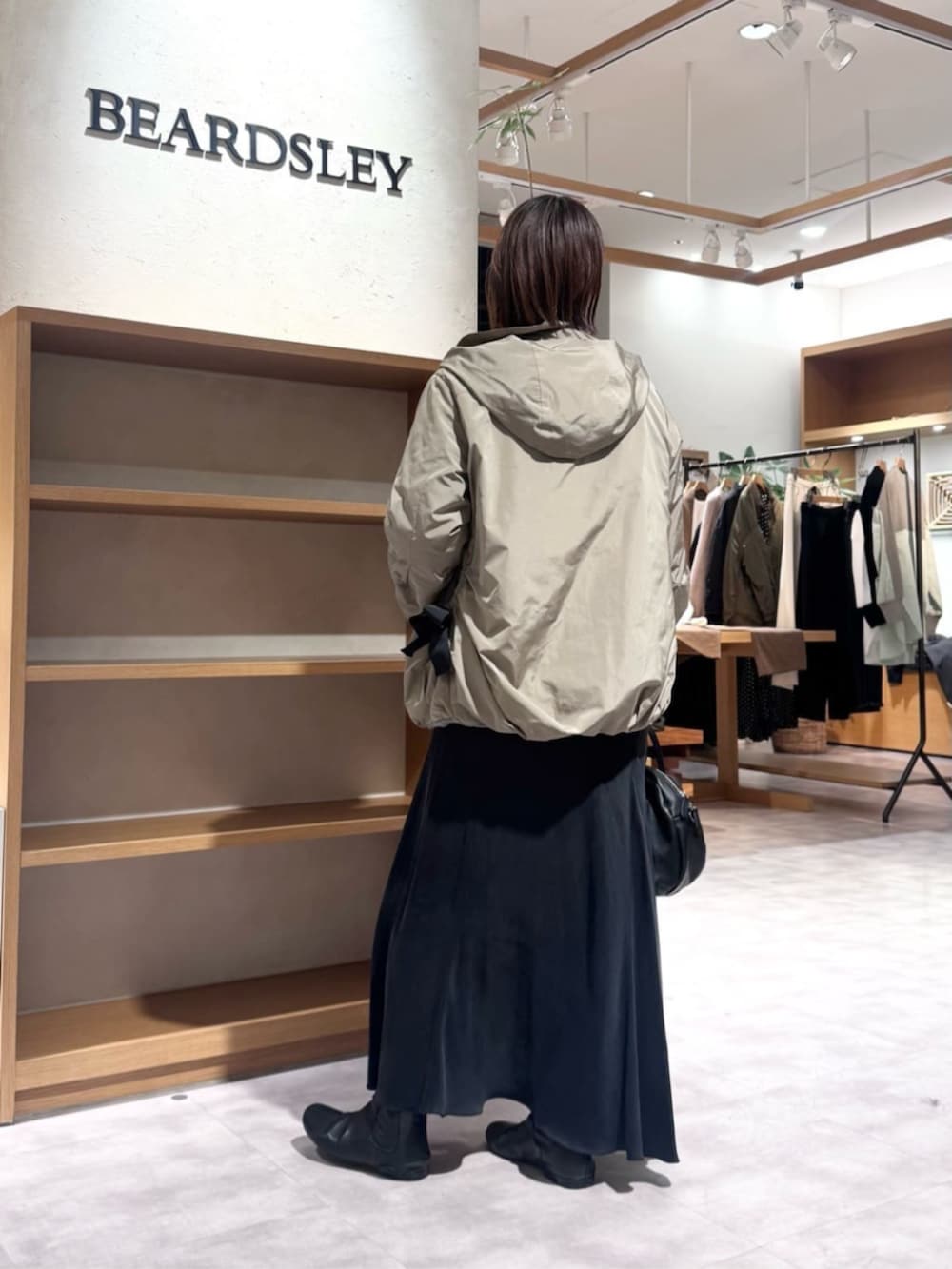 ブラック系のスカート、ブラウン系のブルゾンを着用したレディースの冬コーディネートの4枚目の写真