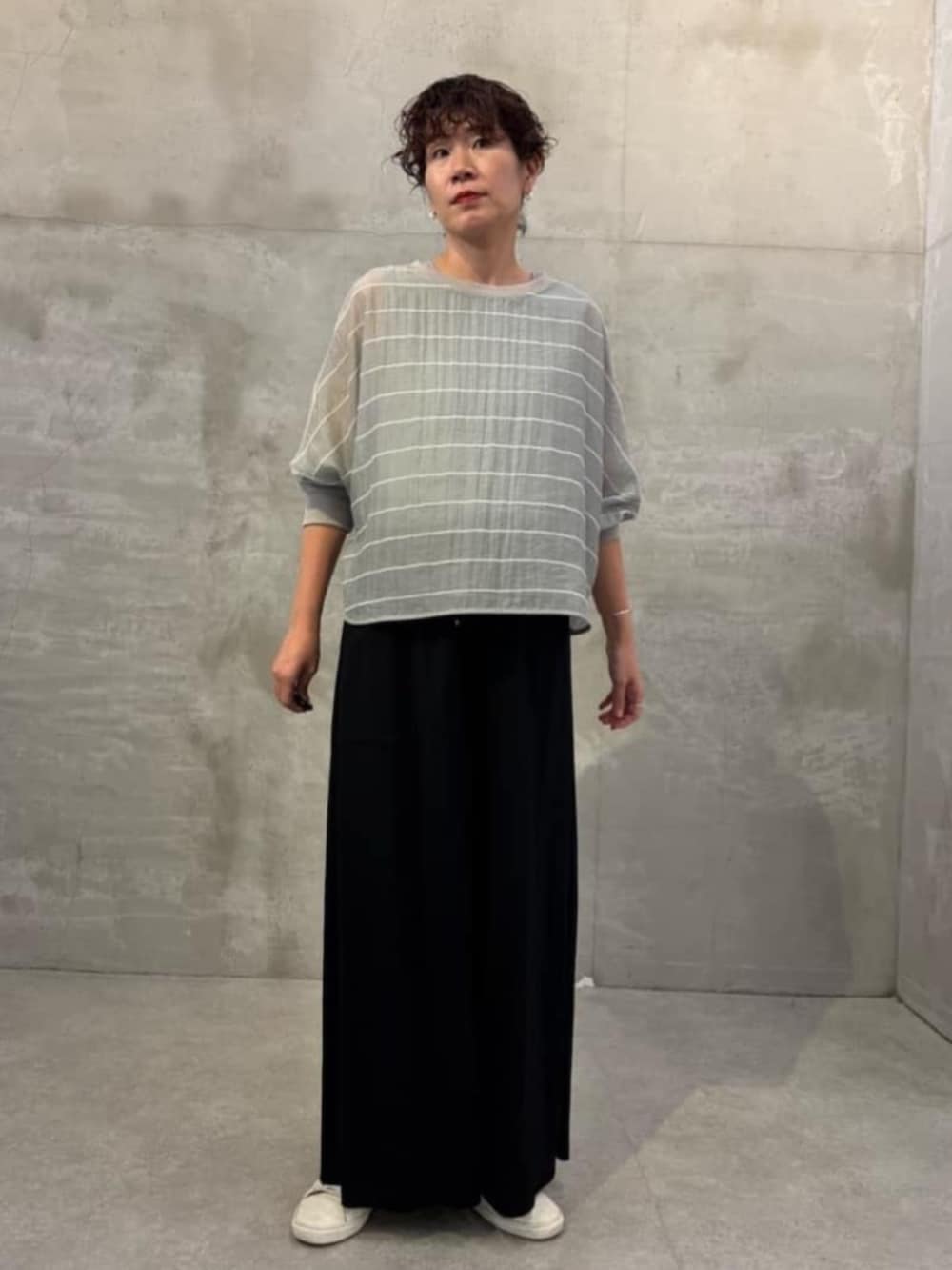 ブラック系のその他パンツ、グレー系のシャツ/ブラウスを着用したレディースの春コーディネートの2枚目の写真