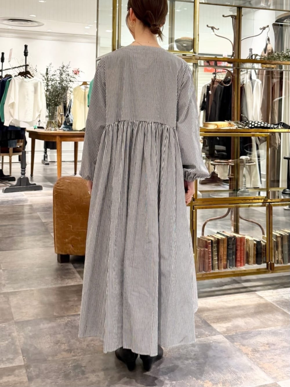 ブルー系のシャツ/ブラウス、ブルー系のワンピースを着用したレディースの春コーディネートの9枚目の写真