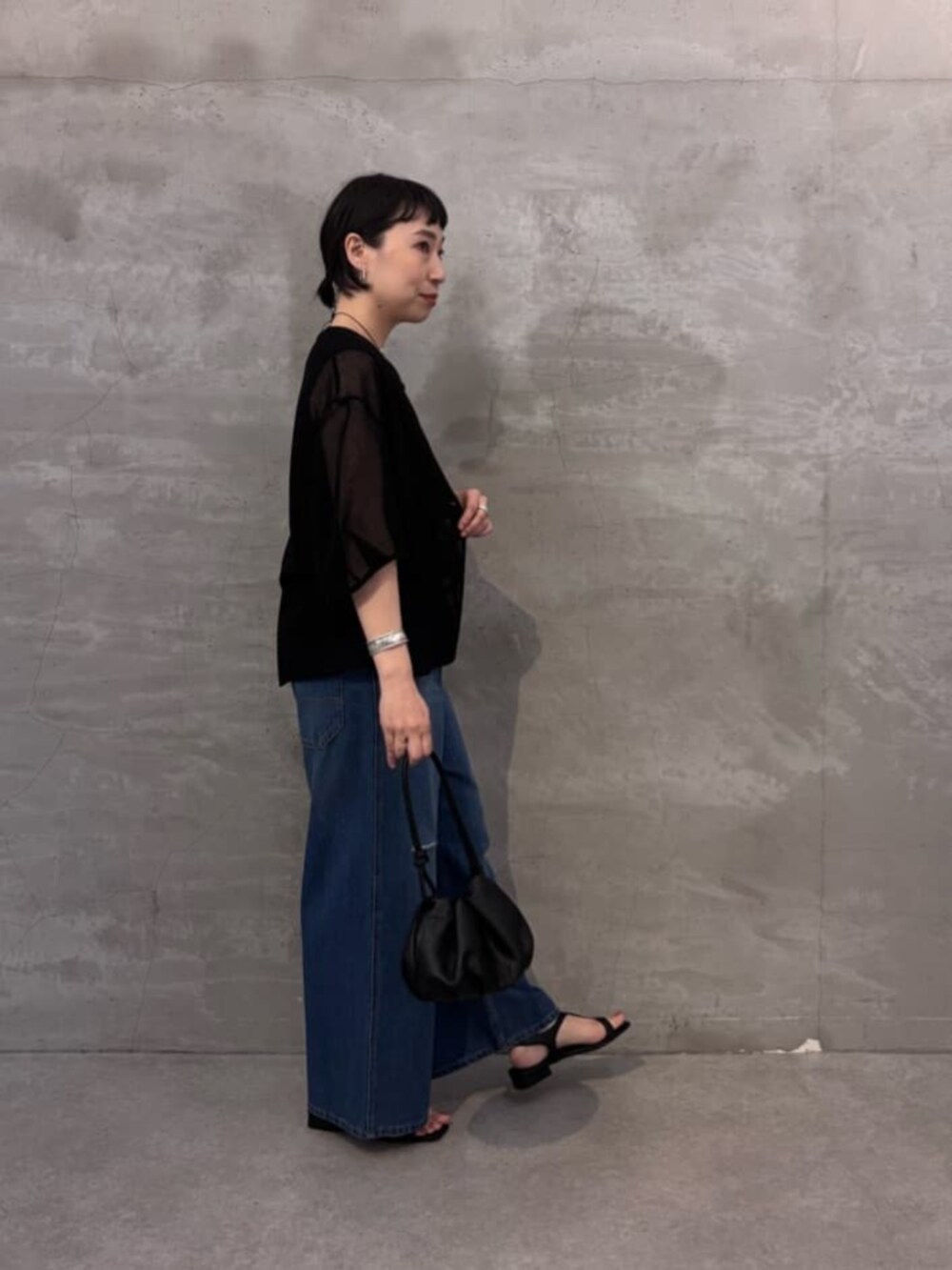 ブルー系のその他パンツ、ブラック系のシャツ/ブラウスを着用したレディースの春コーディネートの4枚目の写真