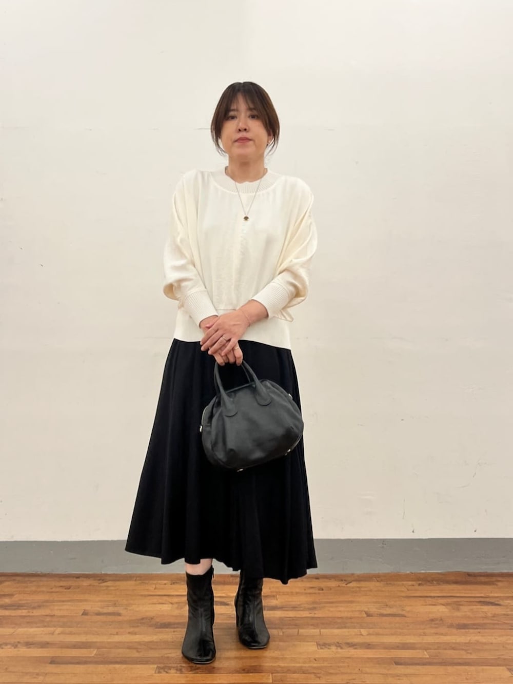 ブラック系のその他パンツ、ホワイト系のシャツ/ブラウスを着用したレディースの夏コーディネートの5枚目の写真
