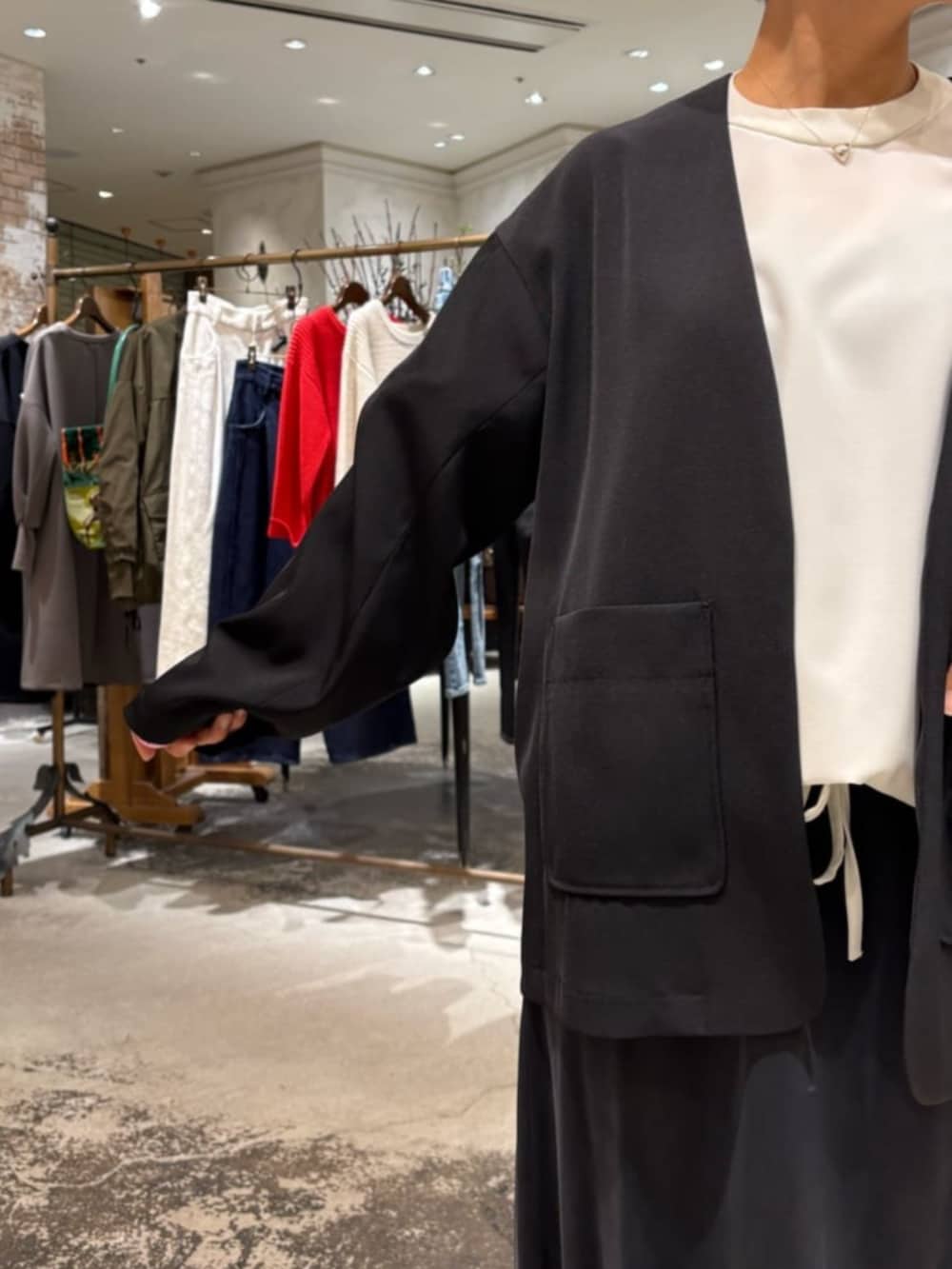 ブラック系のスカート、ベージュ系のトートバッグ、ホワイト系のシャツ/ブラウスを着用したレディースの冬コーディネートの5枚目の写真