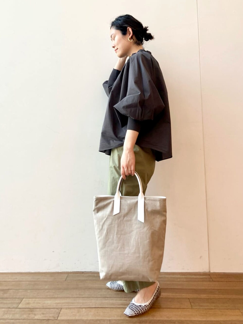 グレー系のシャツ/ブラウス、グリーン系のその他パンツ、ホワイト系のトートバッグを着用したレディースの春コーディネートの2枚目の写真
