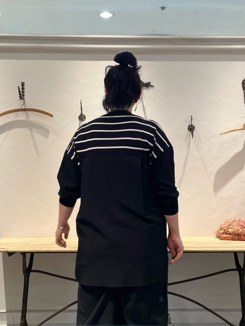 ブラック系のニット/セーターを着用したレディースの冬コーディネートの6枚目の写真