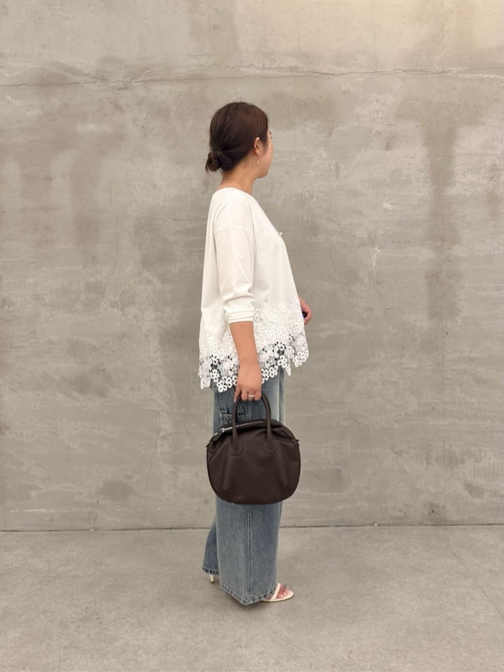 ブルー系のその他パンツ、ホワイト系のTシャツ/カットソー、ブラウン系のトートバッグを着用したレディースの夏コーディネートの4枚目の写真
