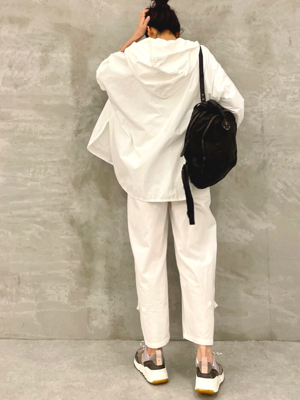 ホワイト系のシャツ/ブラウス、ホワイト系のその他パンツ、ブラック系のトートバッグを着用したレディースの冬コーディネートの3枚目の写真