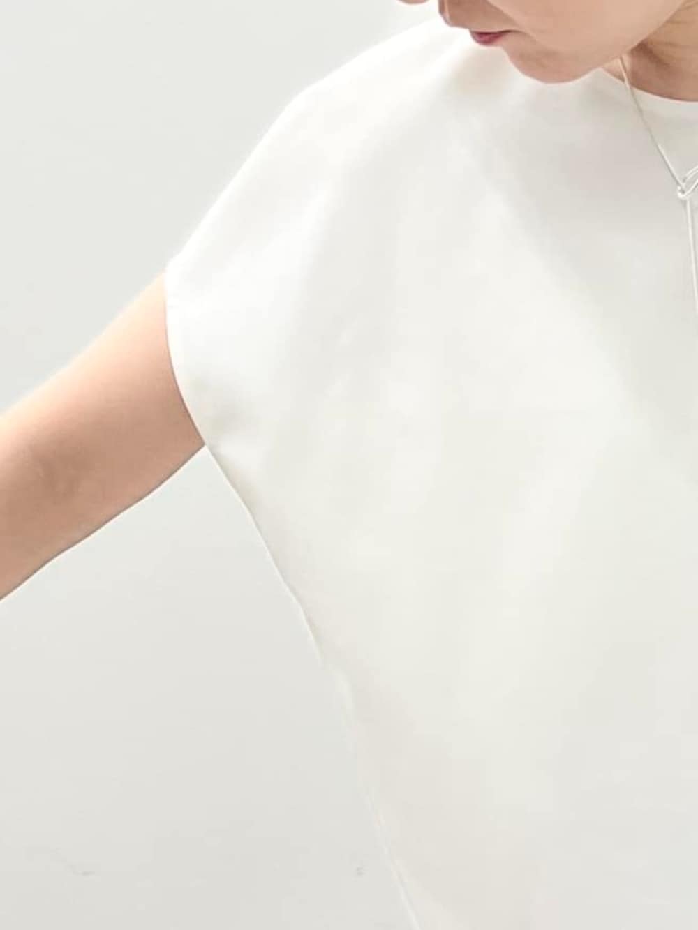 グレー系のハンドバッグ、ブラック系のその他パンツ、ホワイト系のシャツ/ブラウスを着用したレディースの春コーディネートの7枚目の写真