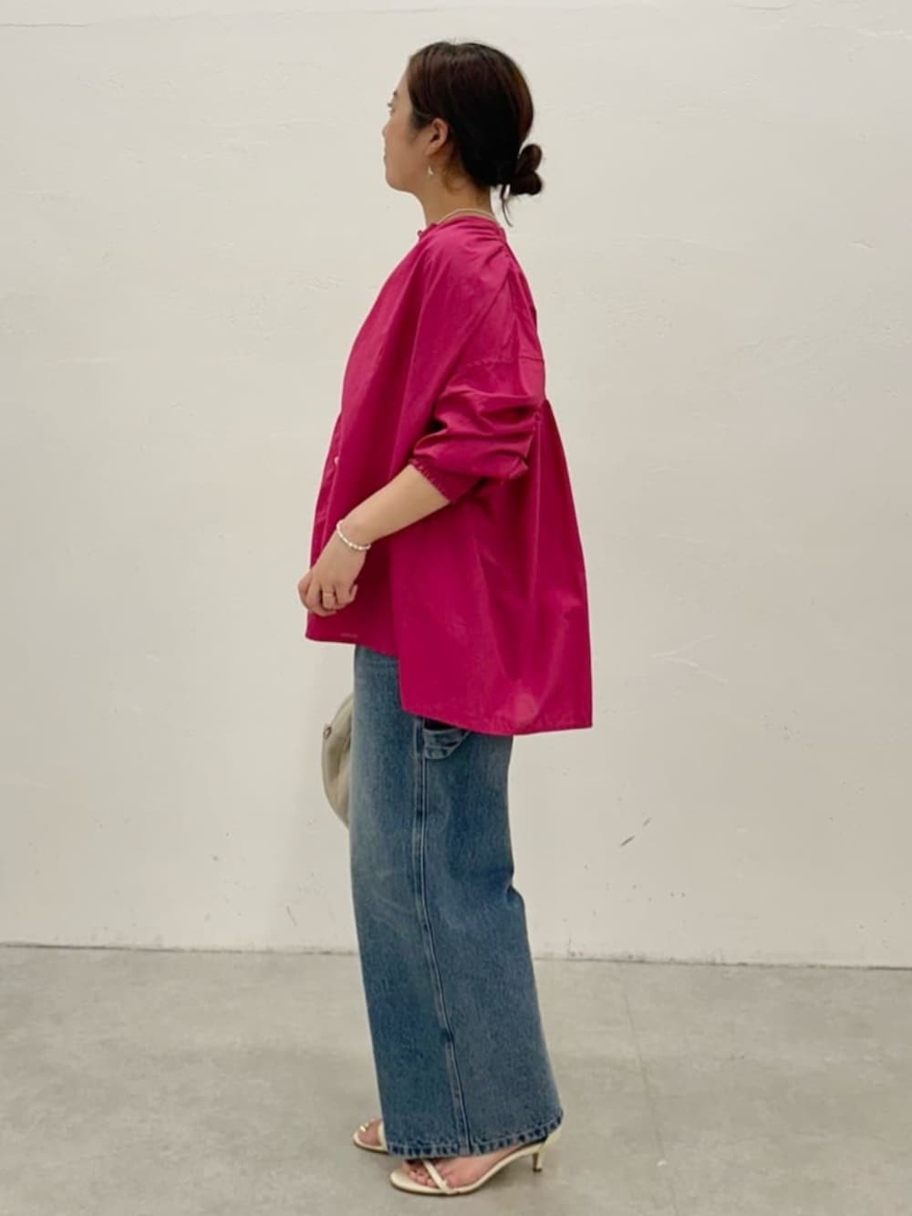 ブルー系のその他パンツ、ピンク系のシャツ/ブラウスを着用したレディースの夏コーディネートの3枚目の写真