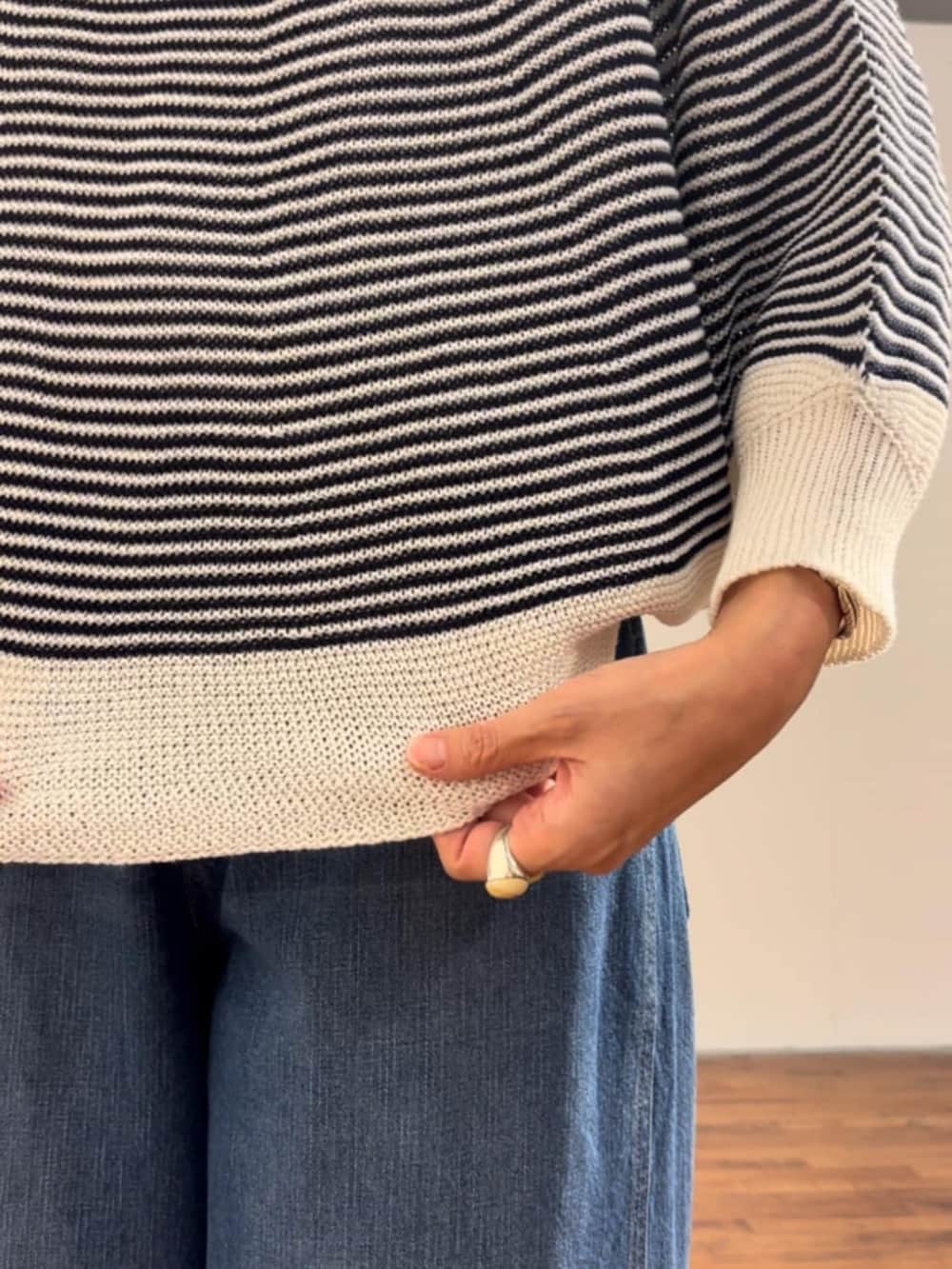 ホワイト系のショルダーバッグ、ブルー系のニット/セーター、ブルー系のその他パンツを着用したレディースの春コーディネートの7枚目の写真