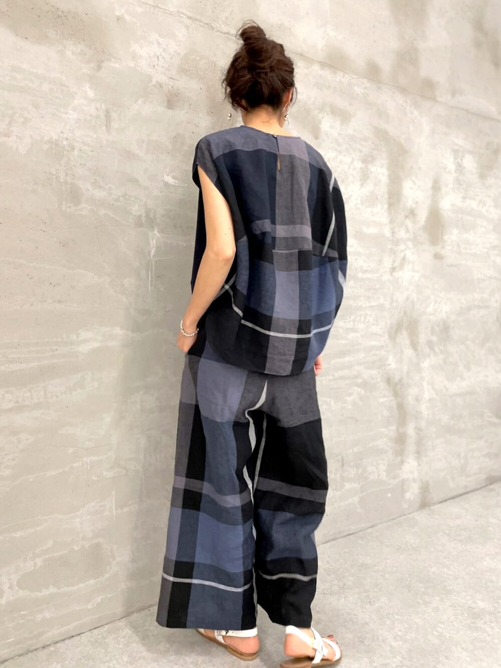 ブルー系のTシャツ/カットソー、ブルー系のその他パンツを着用したレディースの春コーディネートの3枚目の写真