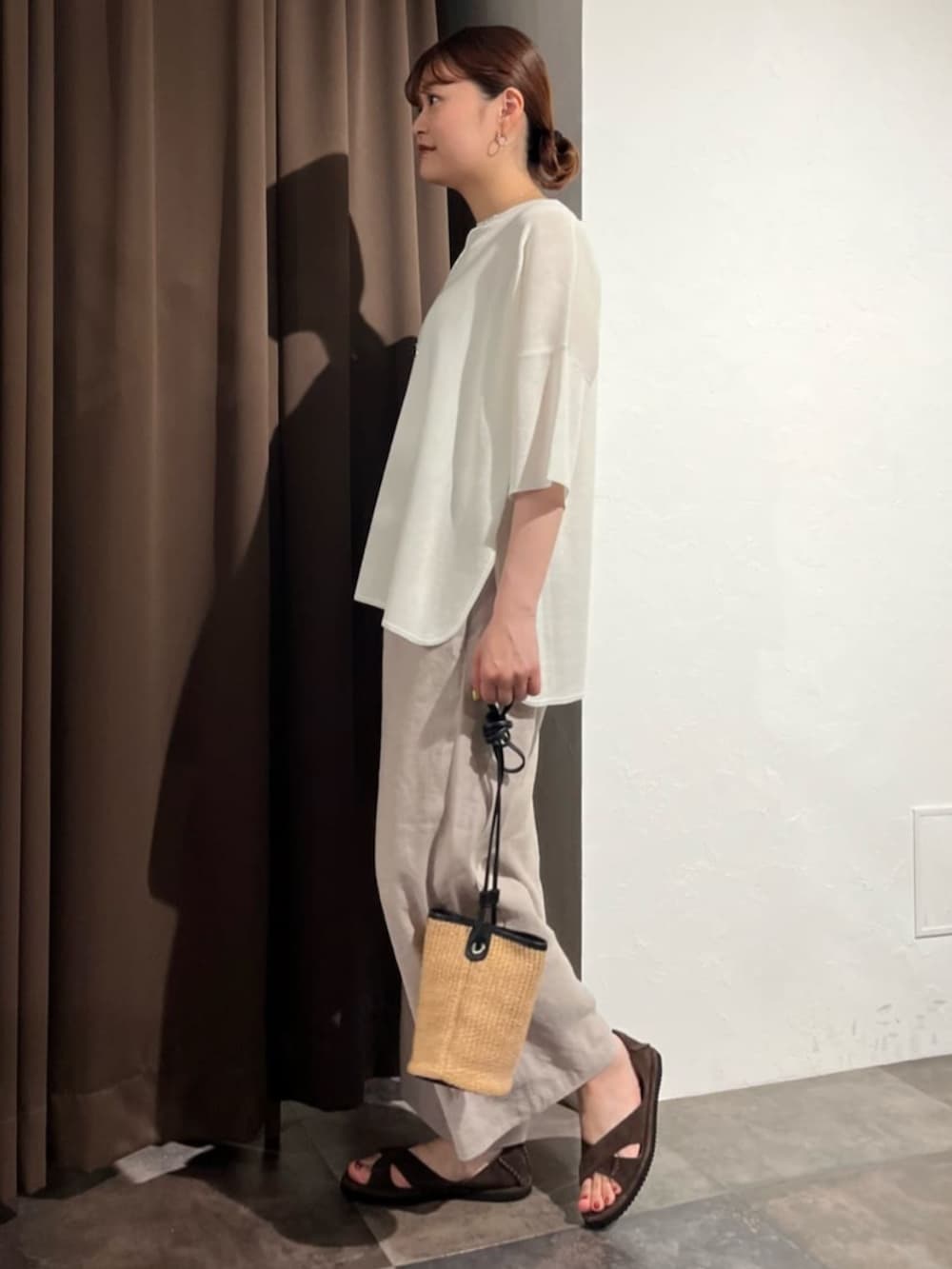 グレー系のその他パンツ、ホワイト系のニット/セーターを着用したレディースの夏コーディネートの2枚目の写真