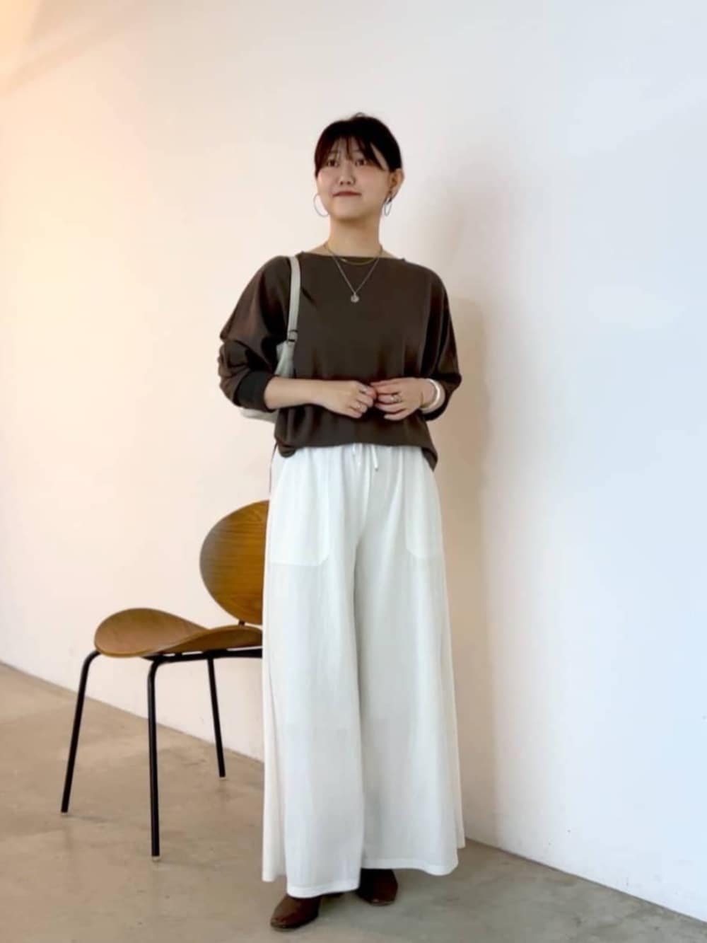 ホワイト系のベスト、ホワイト系のTシャツ/カットソーを着用したレディースの夏コーディネートの3枚目の写真