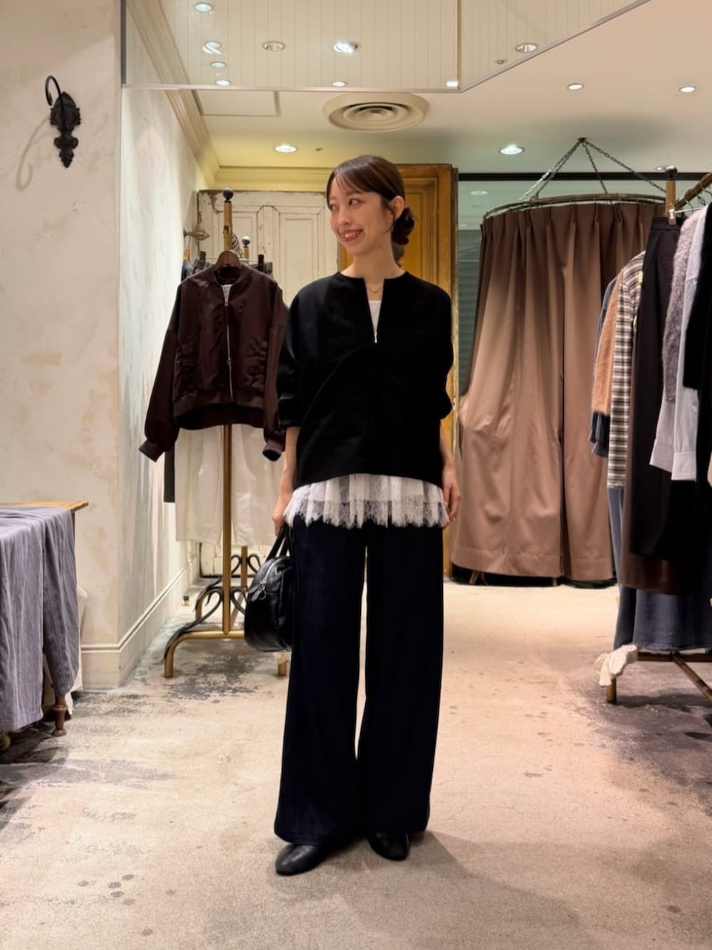 ブラック系のカーディガン/ボレロ、ブルー系のその他パンツ、ホワイト系のタンクトップを着用したレディースの秋コーディネートの2枚目の写真