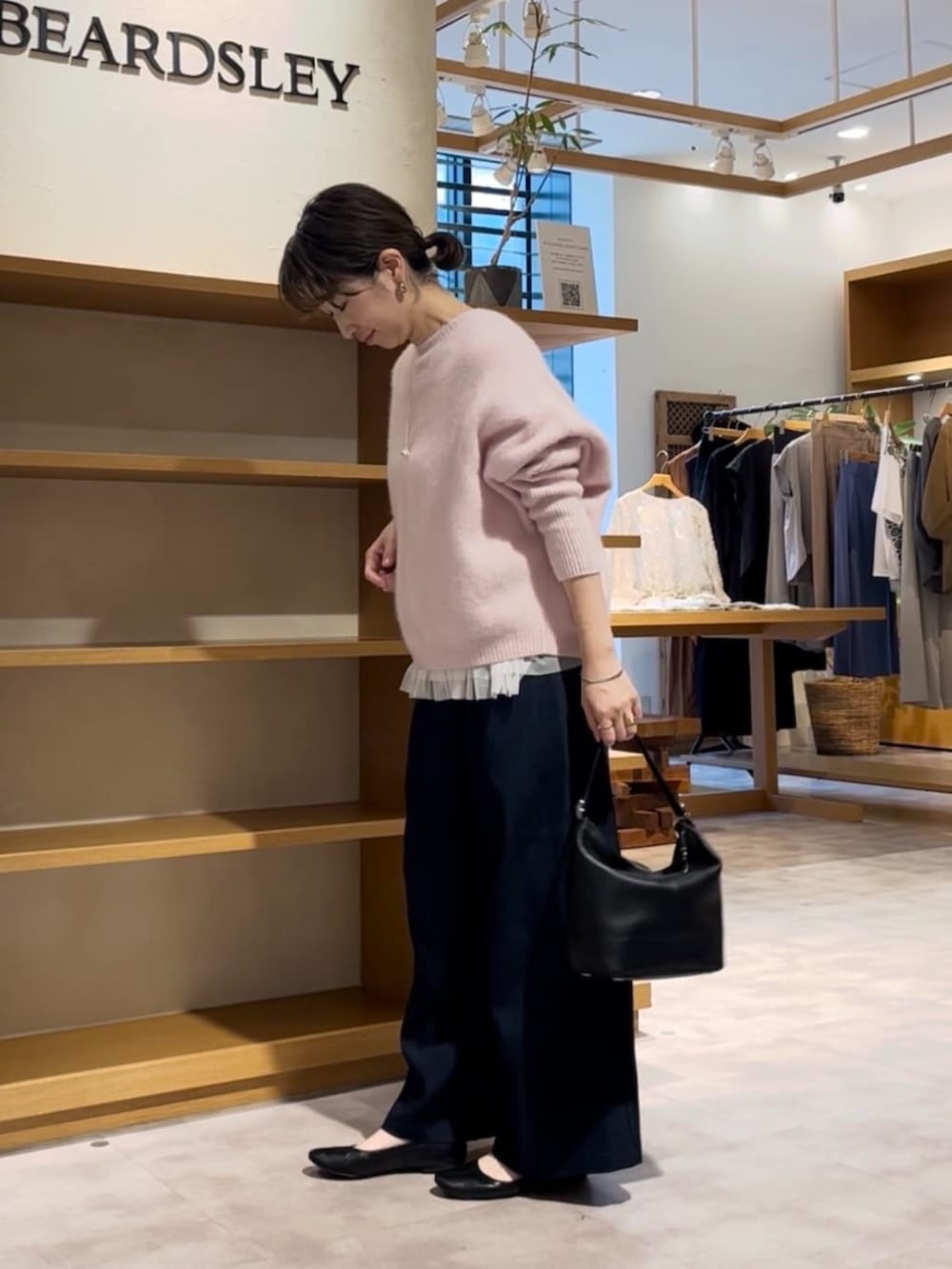 ブルー系のその他パンツ、ピンク系のニット/セーターを着用したレディースの夏コーディネートの3枚目の写真
