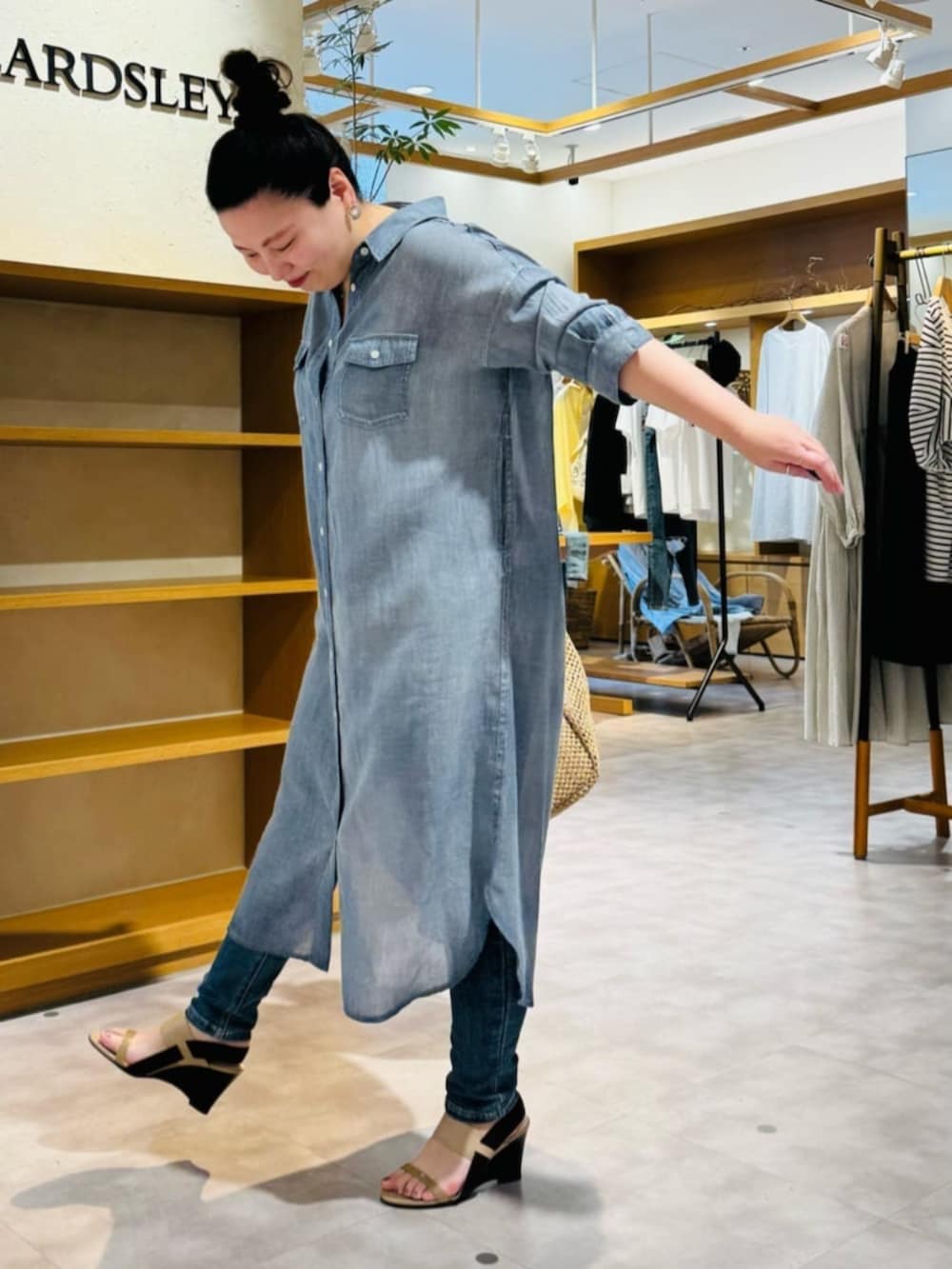 ブルー系のワンピースを着用したレディースの冬コーディネートの2枚目の写真