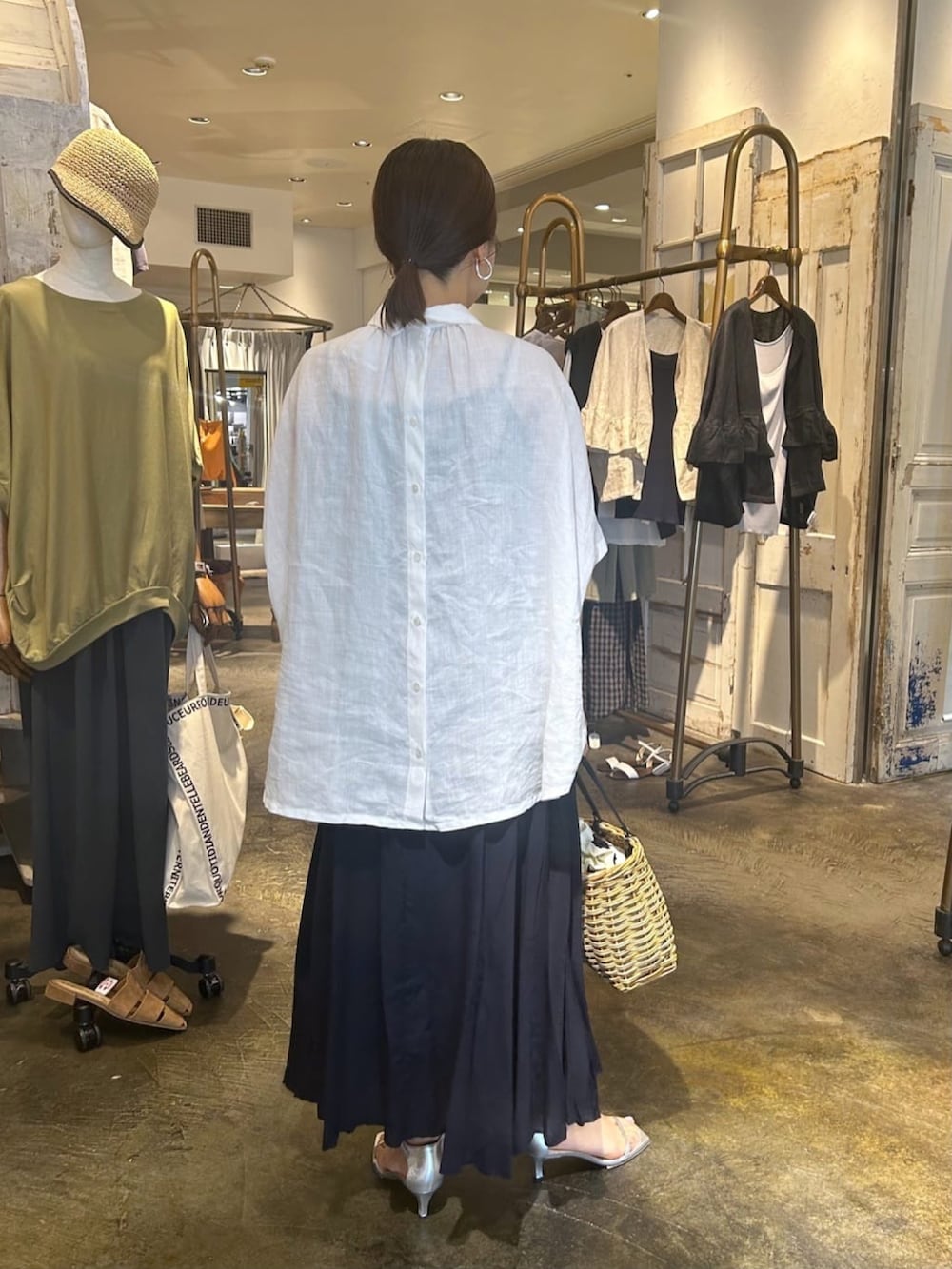 ホワイト系のシャツ/ブラウス、ブルー系のスカートを着用したレディースの夏コーディネートの3枚目の写真