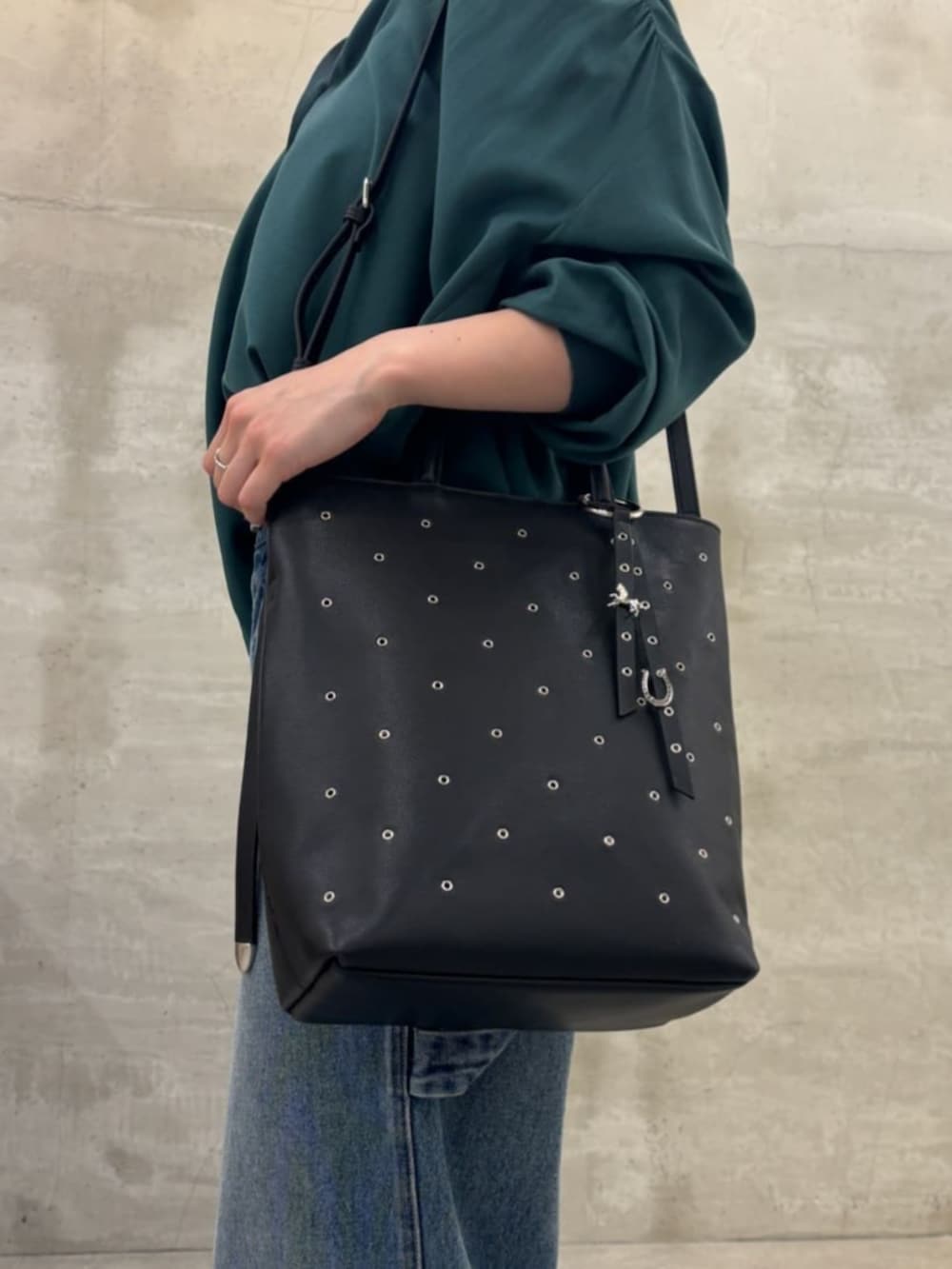 ブルー系のその他パンツ、グリーン系のシャツ/ブラウス、ブラック系のトートバッグを着用したレディースの夏コーディネートの2枚目の写真