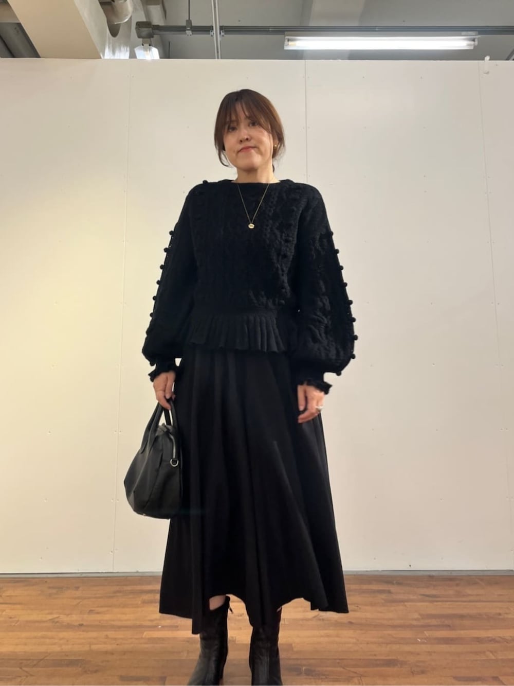 ブラック系のその他パンツ、ブラック系のニット/セーターを着用したレディースの夏コーディネートの4枚目の写真