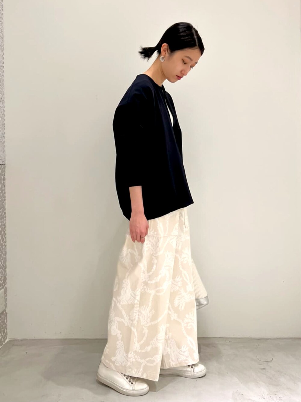 ブルー系のノーカラージャケット、ホワイト系のTシャツ/カットソー、ホワイト系のその他パンツを着用したレディースの春コーディネートの2枚目の写真