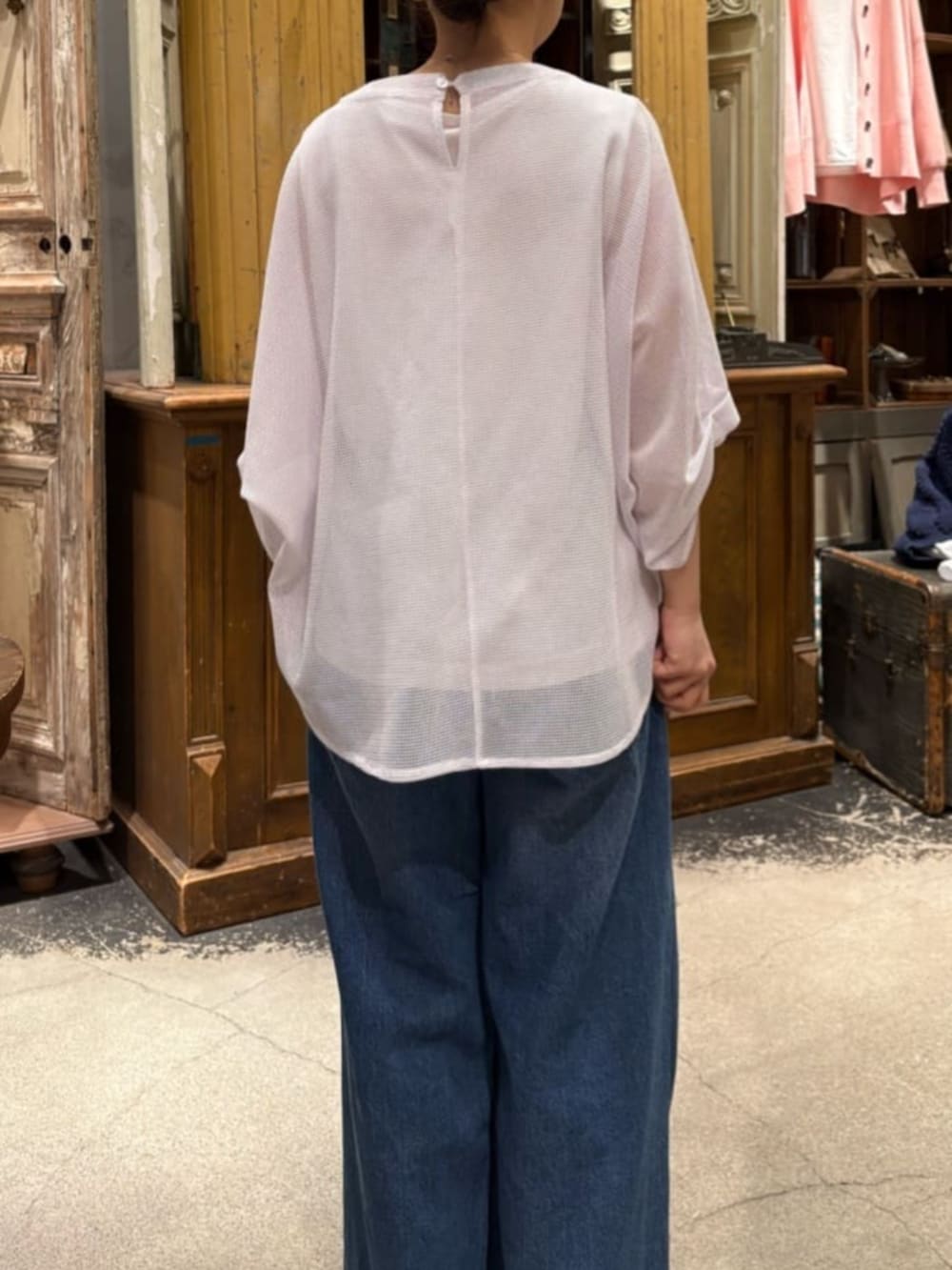ブルー系のその他パンツ、ホワイト系のTシャツ/カットソーを着用したレディースの春コーディネートの9枚目の写真