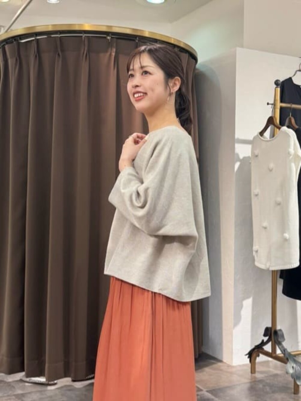 オレンジ系のその他パンツ、ベージュ系のニット/セーターを着用したレディースの春コーディネートの5枚目の写真