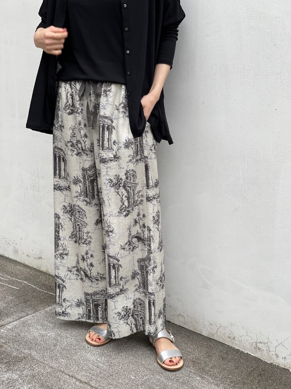 グレー系のその他パンツ、ブラック系のカーディガン/ボレロ、ブラック系のTシャツ/カットソーを着用したレディースの春コーディネートの3枚目の写真