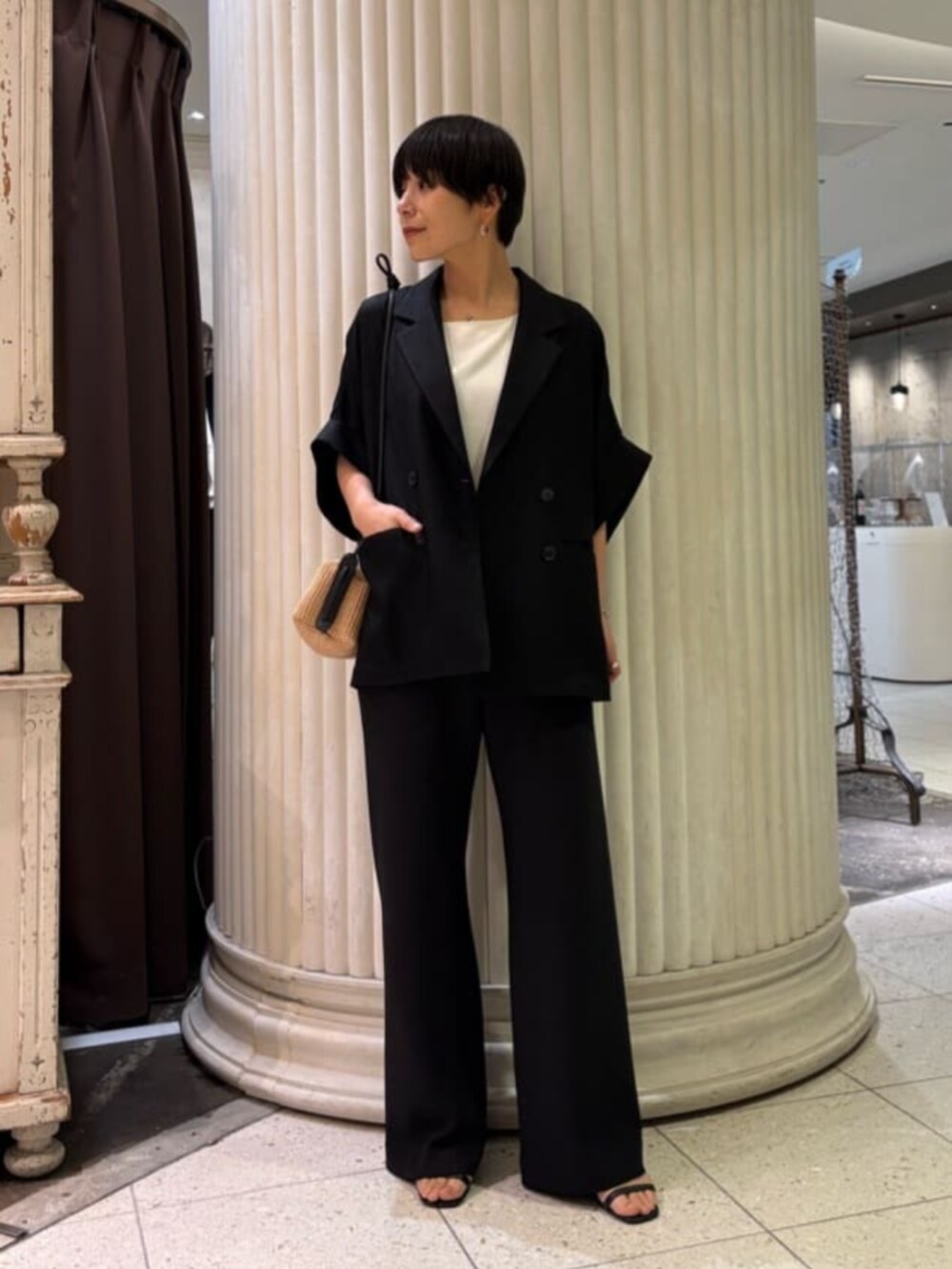 ブラック系のその他パンツ、ホワイト系のシャツ/ブラウス、ブラック系のテーラードジャケットを着用したレディースの春コーディネートの3枚目の写真