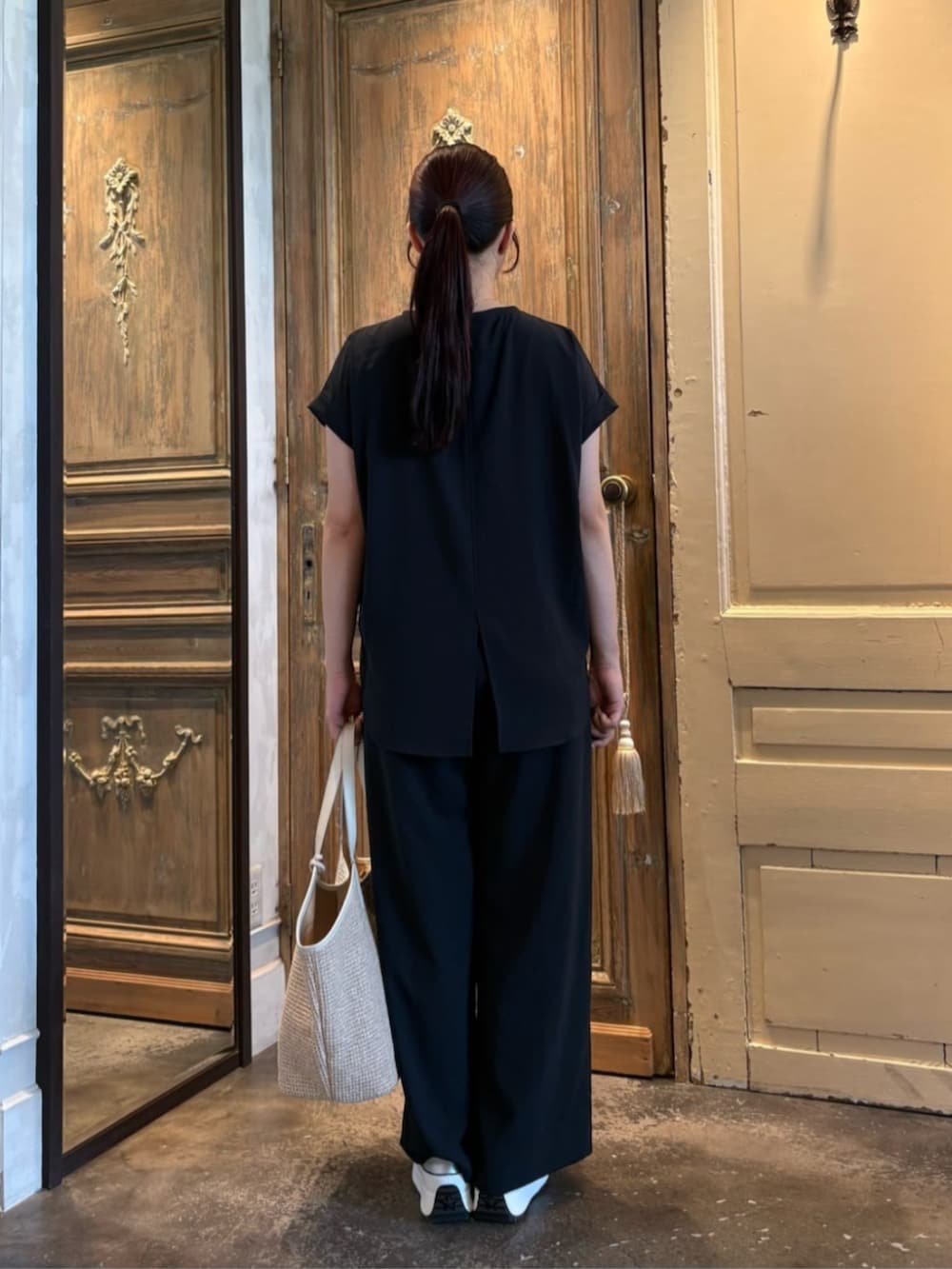 ブルー系のシャツ/ブラウス、ブルー系のその他パンツを着用したレディースの春コーディネートの3枚目の写真