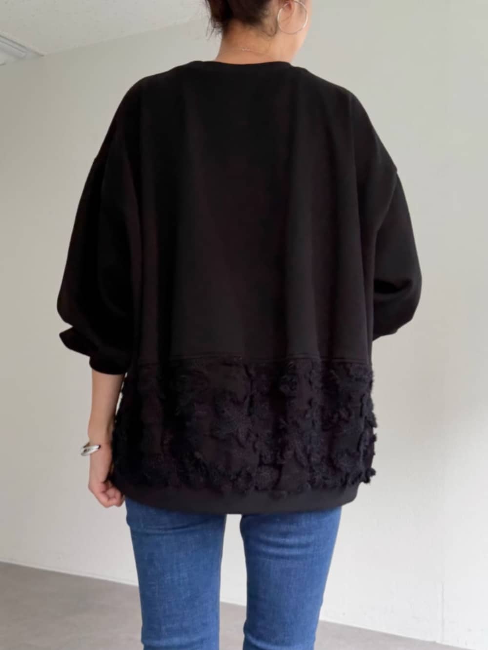 ブルー系のデニムパンツ、ブラック系のTシャツ/カットソーを着用したレディースの秋コーディネートの6枚目の写真