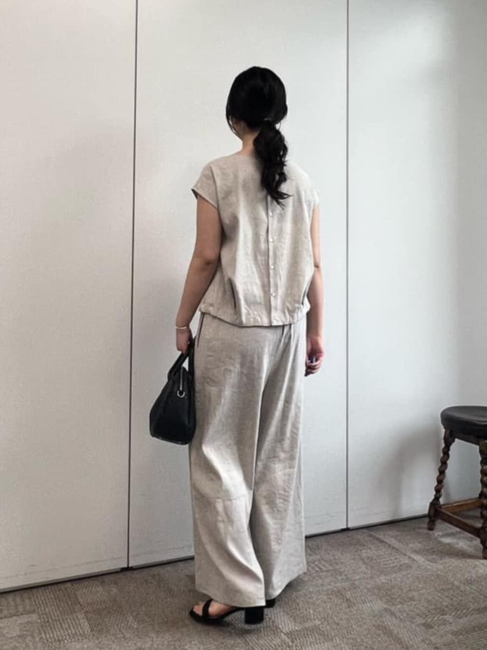 ブラック系のボストンバッグ、ホワイト系のシャツ/ブラウス、ベージュ系のシャツ/ブラウスを着用したレディースの冬コーディネートの5枚目の写真