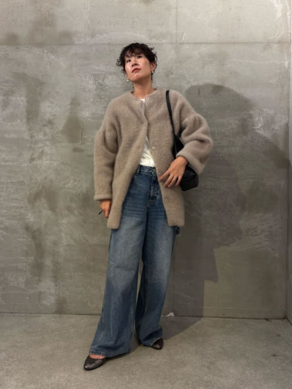 ブルー系のその他パンツ、ブラウン系のその他アウター、ブラック系のショルダーバッグを着用したレディースの夏コーディネートの9枚目の写真