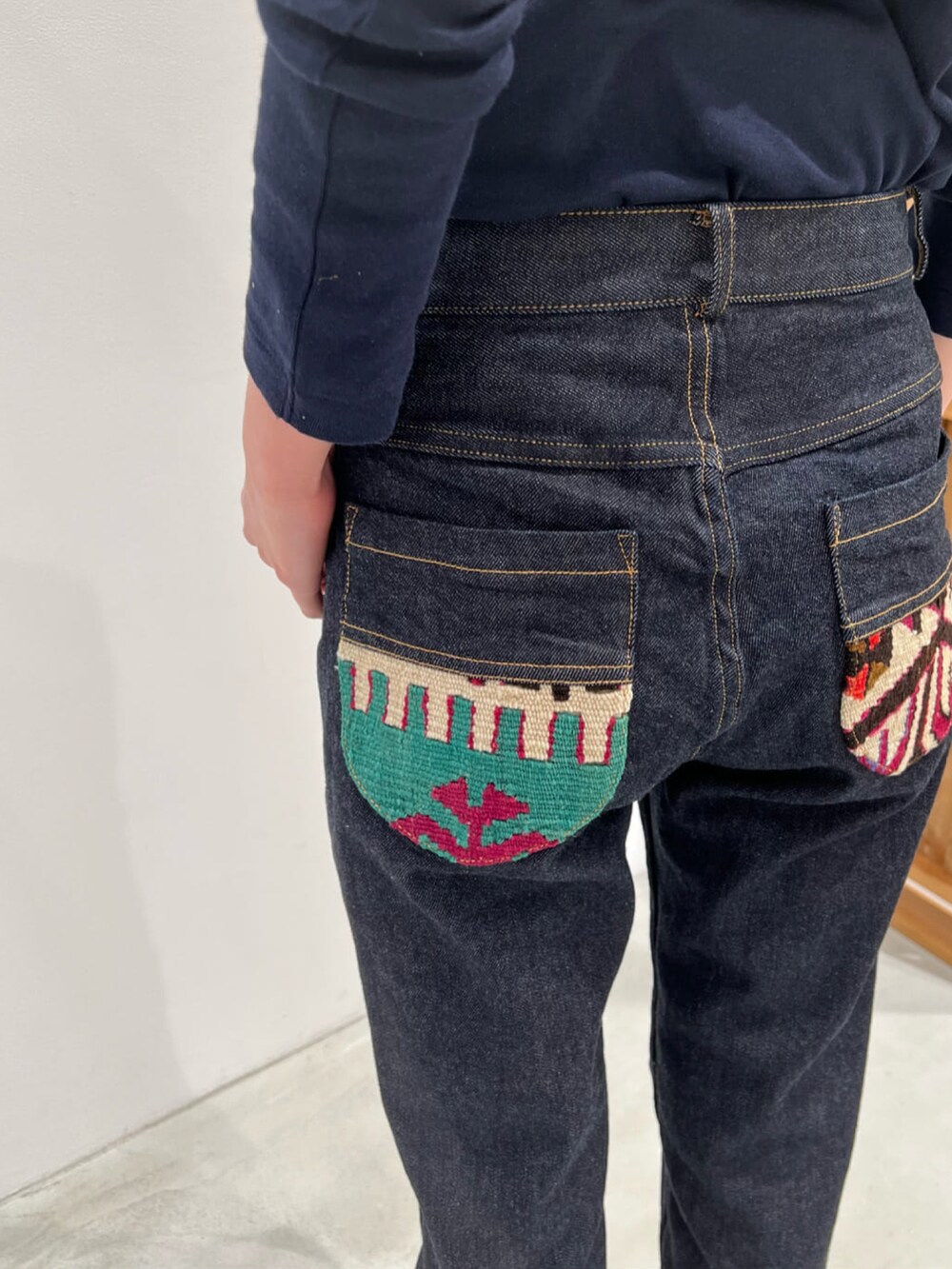 ブラウン系のその他アウター、ブラック系のTシャツ/カットソー、ブルー系のその他パンツを着用したレディースの冬コーディネートの4枚目の写真