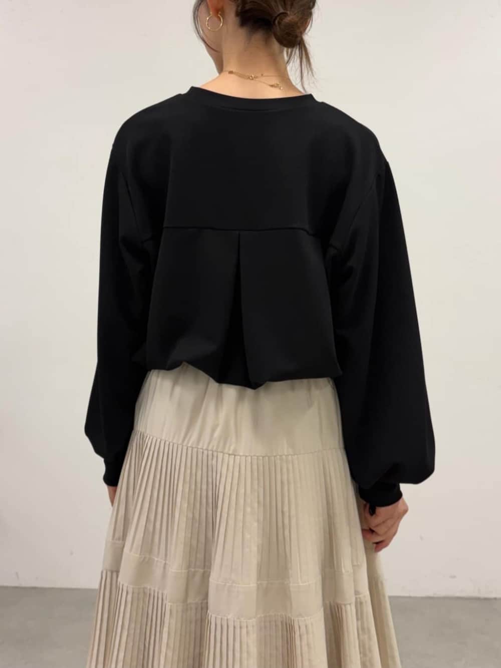 ホワイト系のスカート、ブラック系のシャツ/ブラウスを着用したレディースの春コーディネートの6枚目の写真